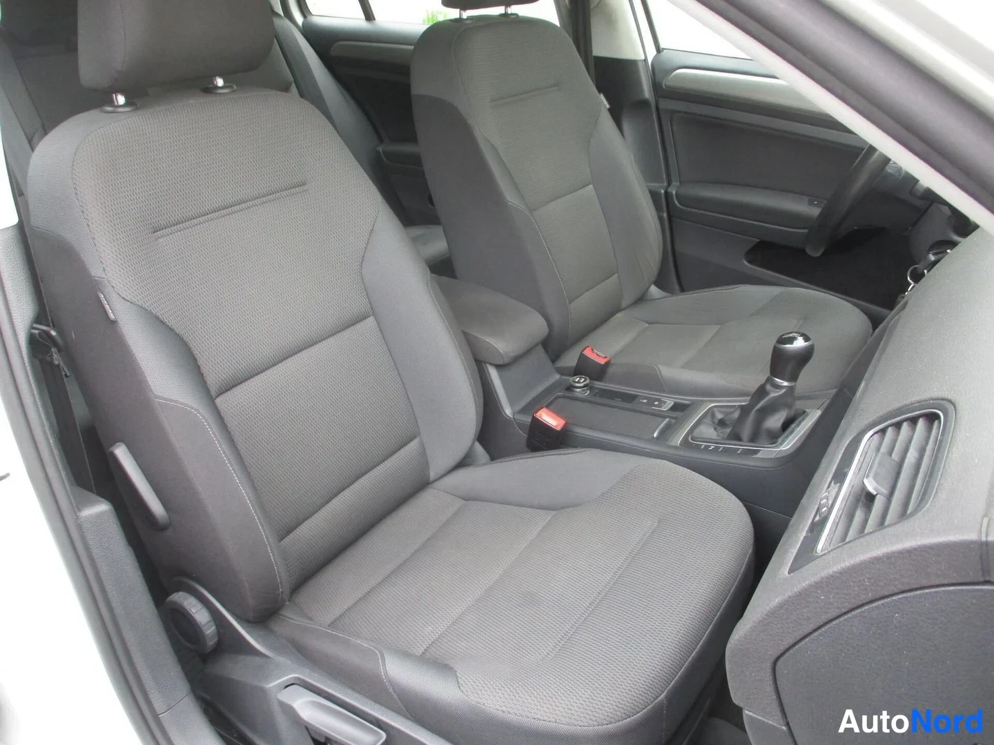 Valkoinen Volkswagen Golf Variant 2016, etuistuimet, kuva 14