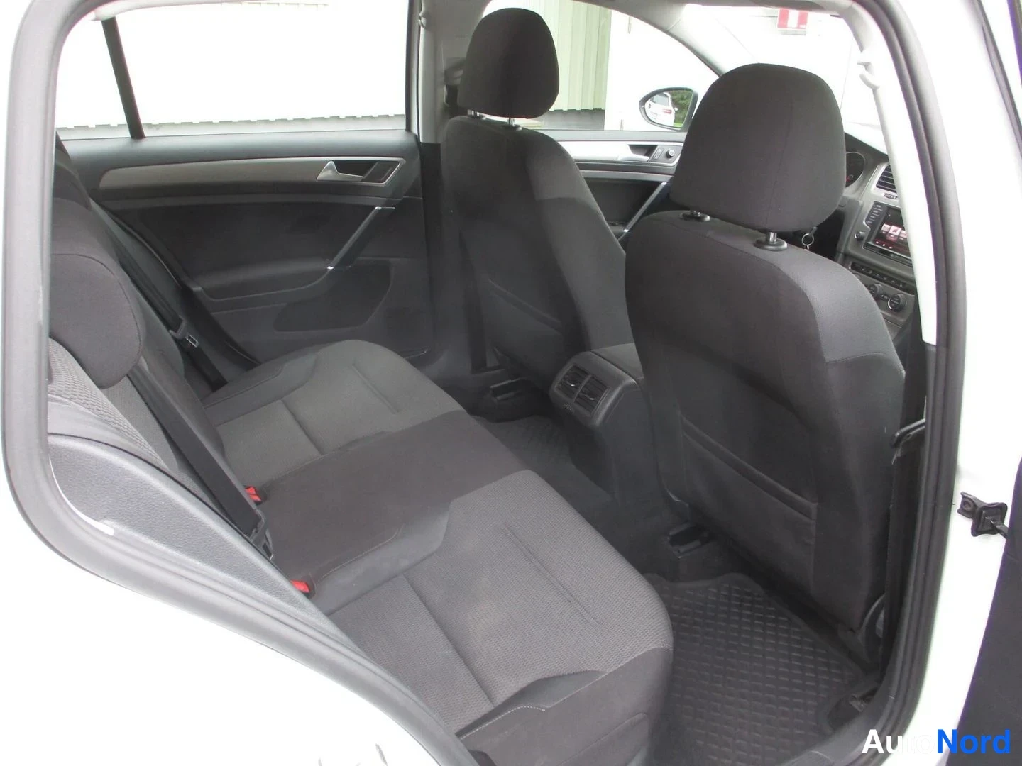 Valkoinen Volkswagen Golf Variant 2016, takaistuimet, kuva 16
