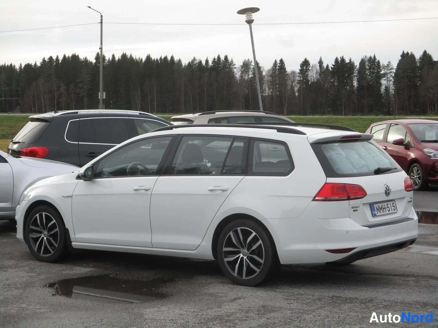 Valkoinen Volkswagen Golf Variant 2016, takaviisto, kuva 6