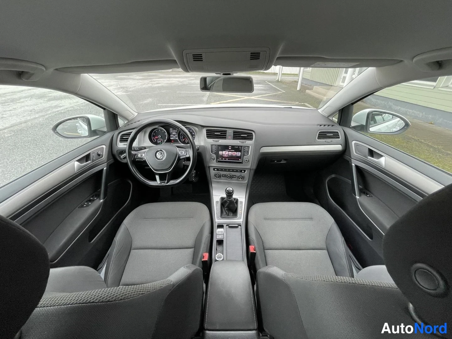 Valkoinen Volkswagen Golf Variant 2016, ohjaamo, kuva 9