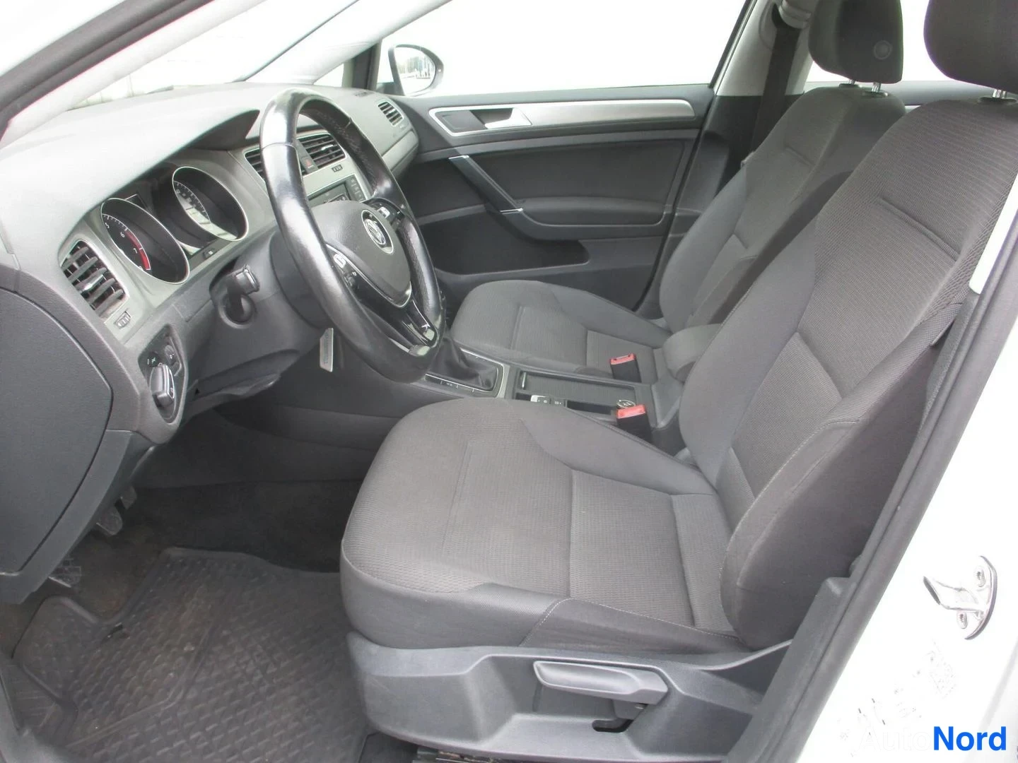 Valkoinen Volkswagen Golf Variant 2016, etuistuimet, kuva 13
