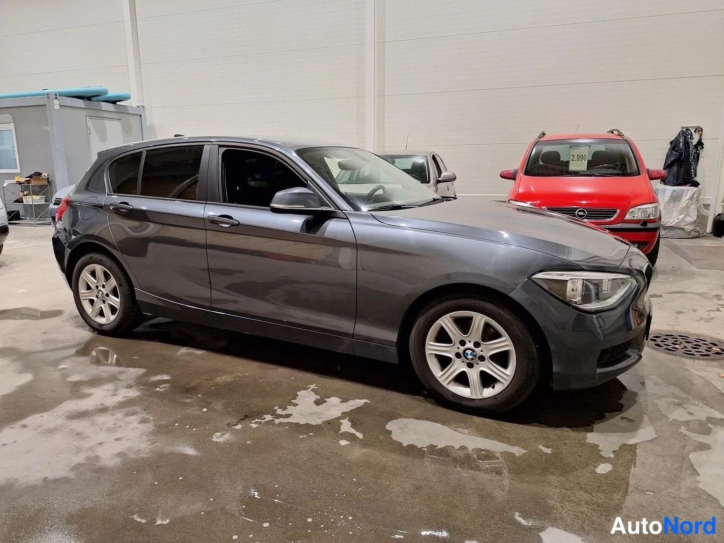 Harmaa BMW 116i 2014, etuviisto, keula oikealle, kuva 2