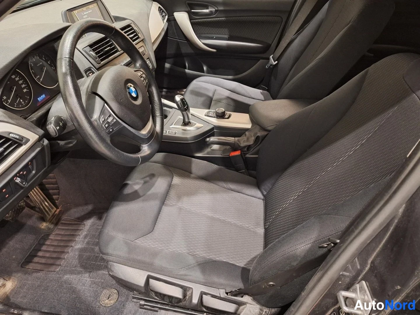 Harmaa BMW 116i 2014, ohjaamo, kuva 10