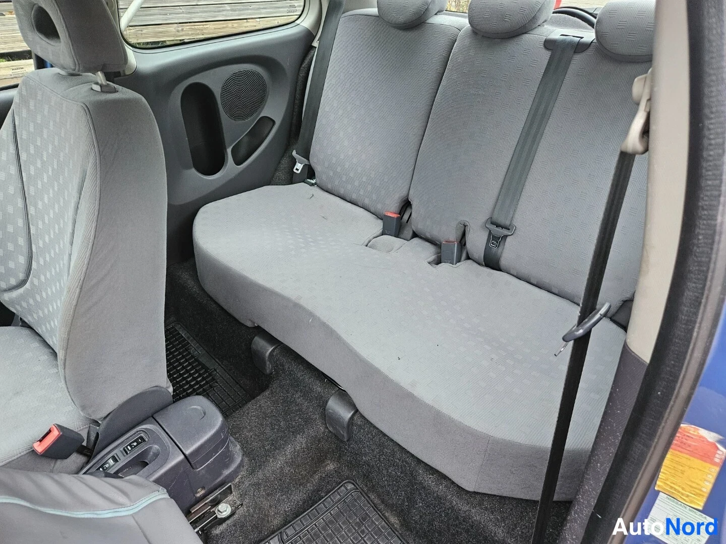 Sininen Nissan Micra 2003, takaistuimet, kuva 12
