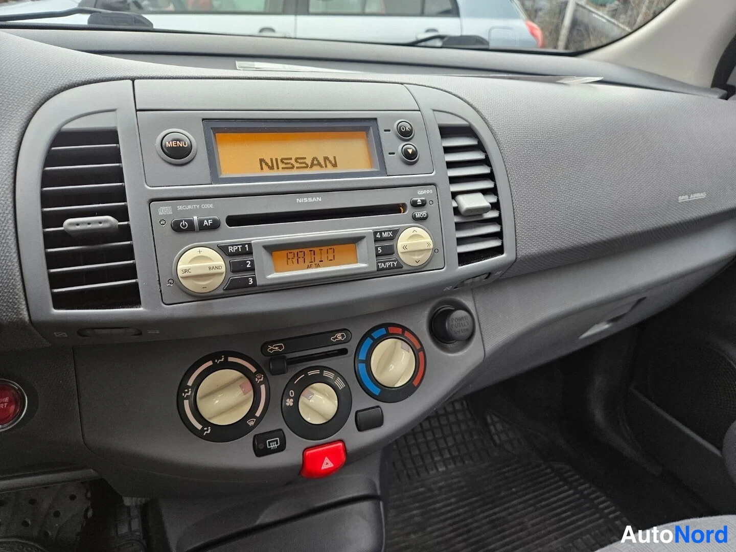 Sininen Nissan Micra 2003, ohjaamo, kuva 11