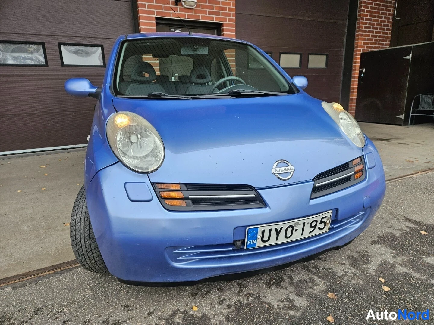 Sininen Nissan Micra 2003, etuviisto, keula oikealle, kuva 2