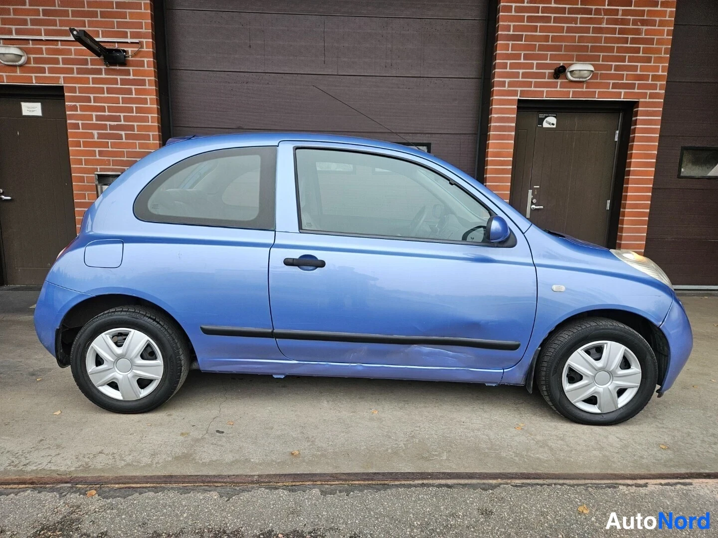 Sininen Nissan Micra 2003, sivulta, kuva 4