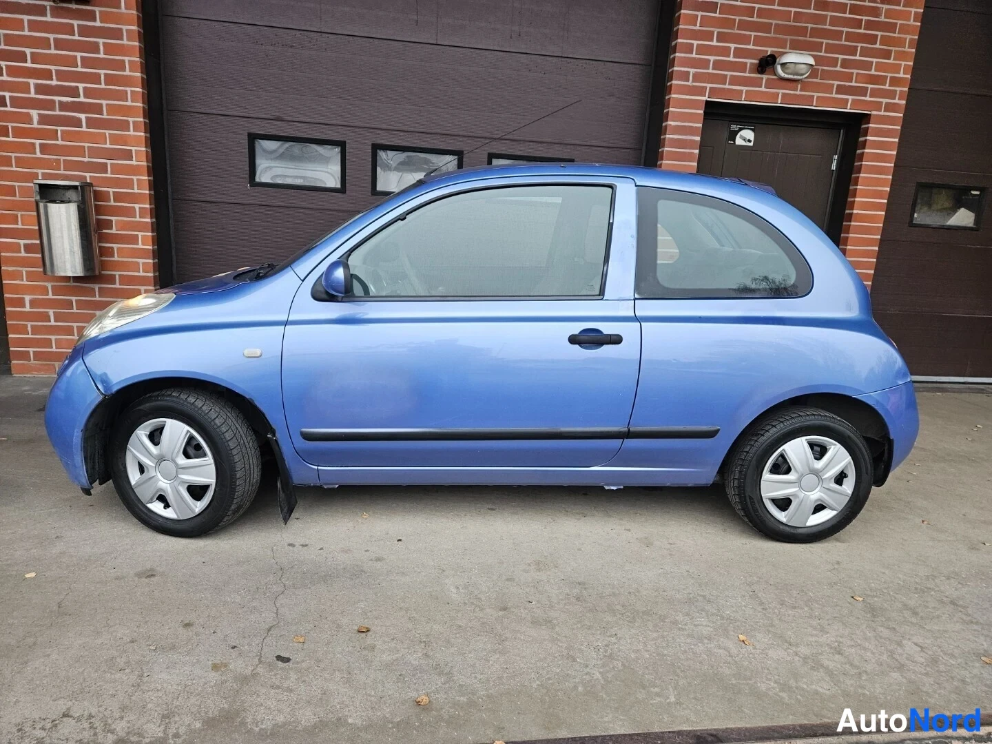 Sininen Nissan Micra 2003, sivulta, kuva 5