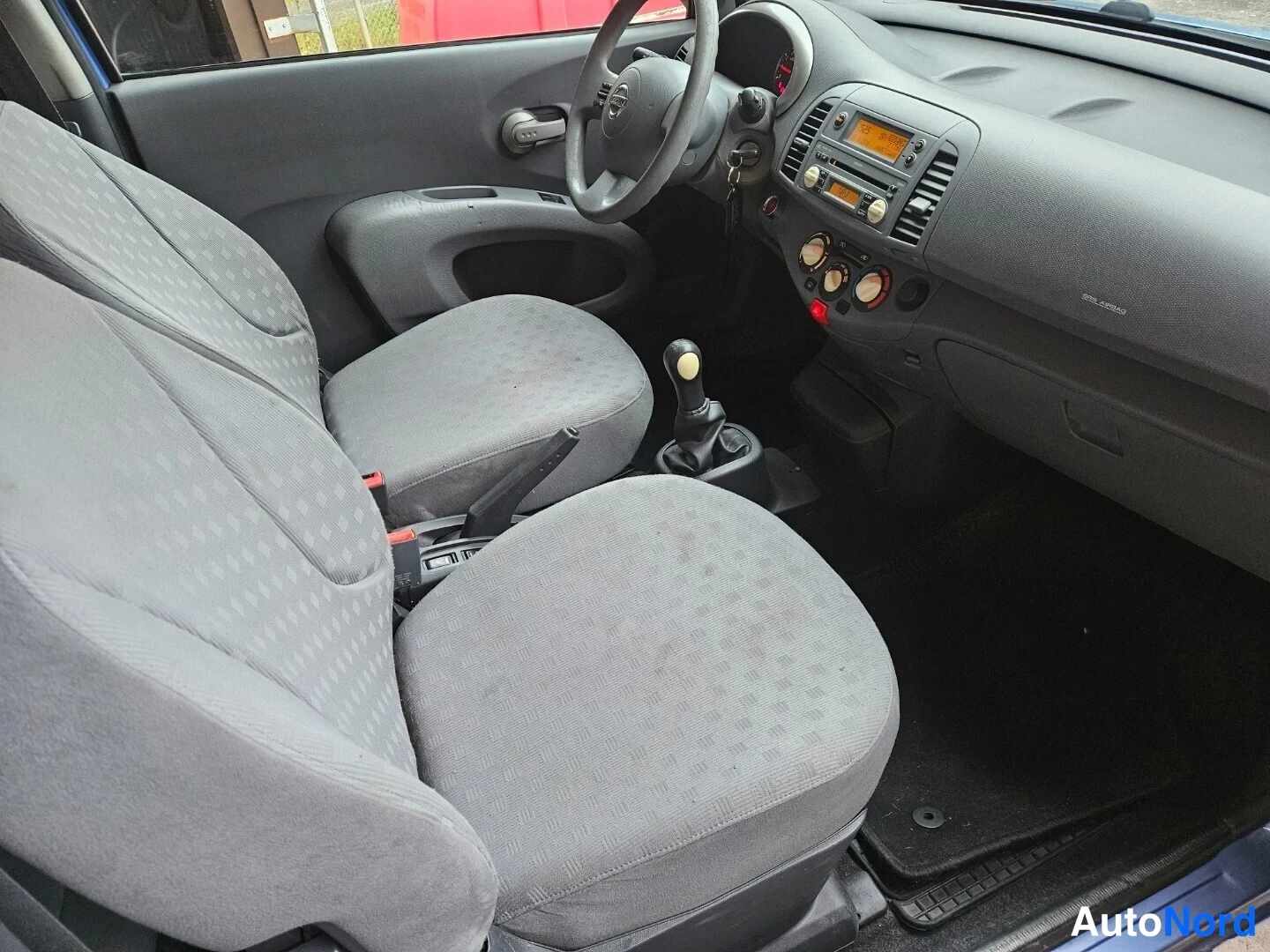 Sininen Nissan Micra 2003, ohjaamo, kuva 10