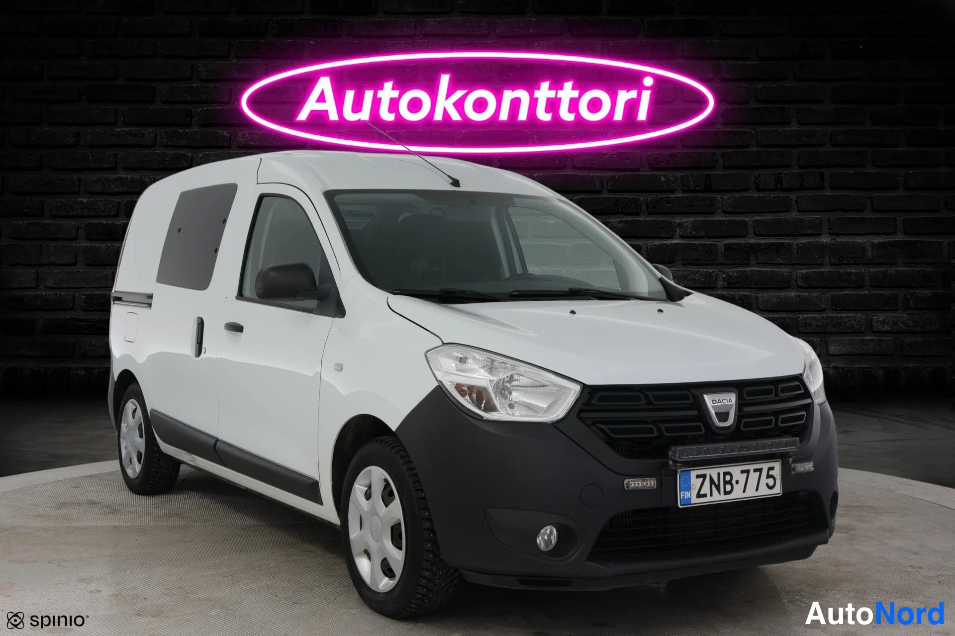 Valkoinen Dacia Dokker 2020, etuviisto, keula oikealle, kuva 2