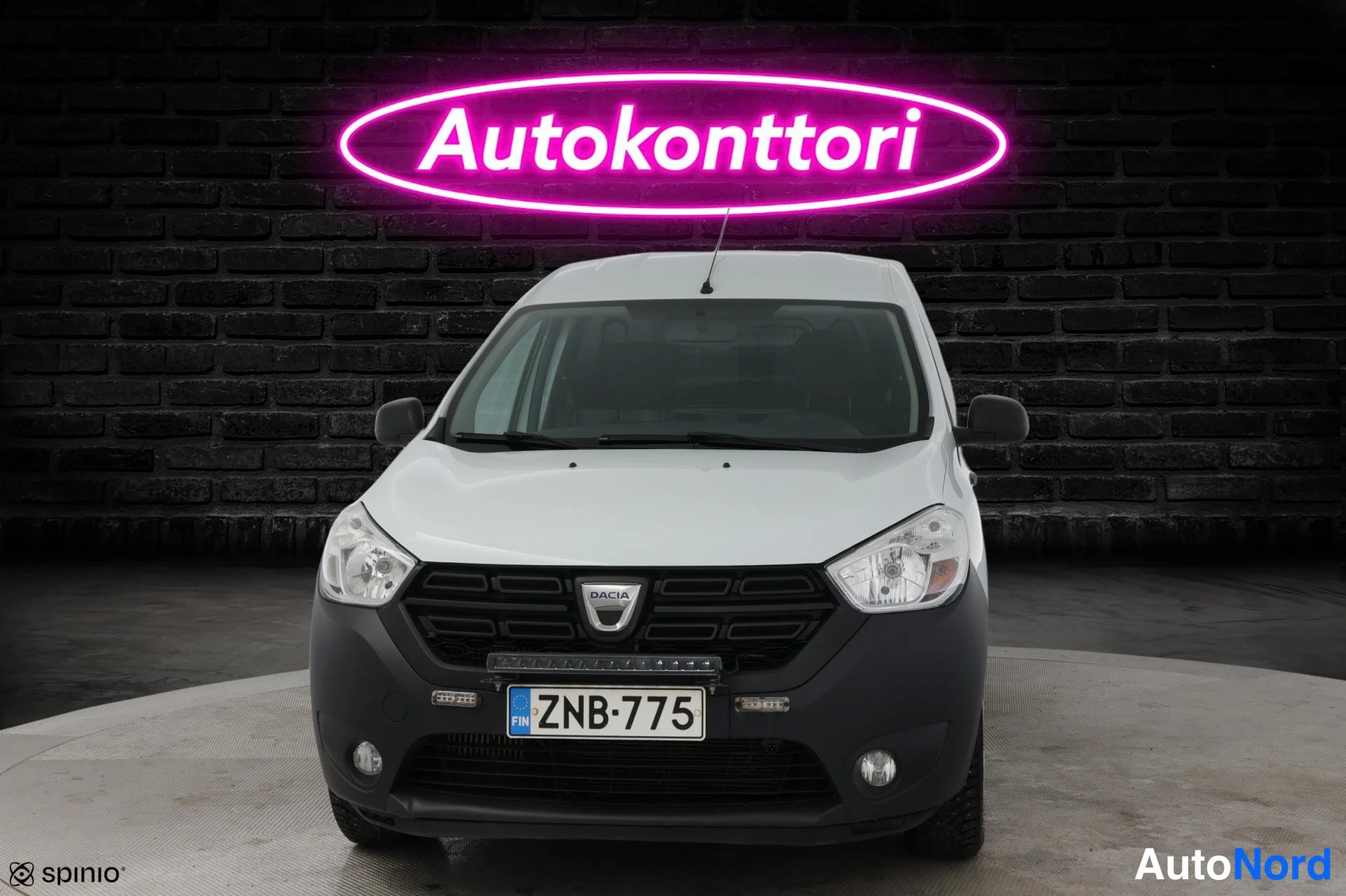 Valkoinen Dacia Dokker 2020, edestä, kuva 3