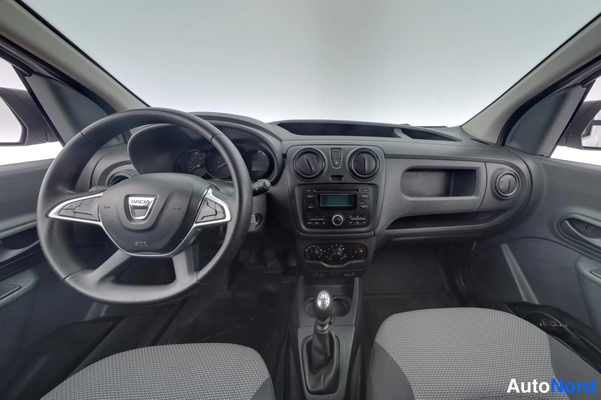 Valkoinen Dacia Dokker 2020, ohjaamo, kuva 7