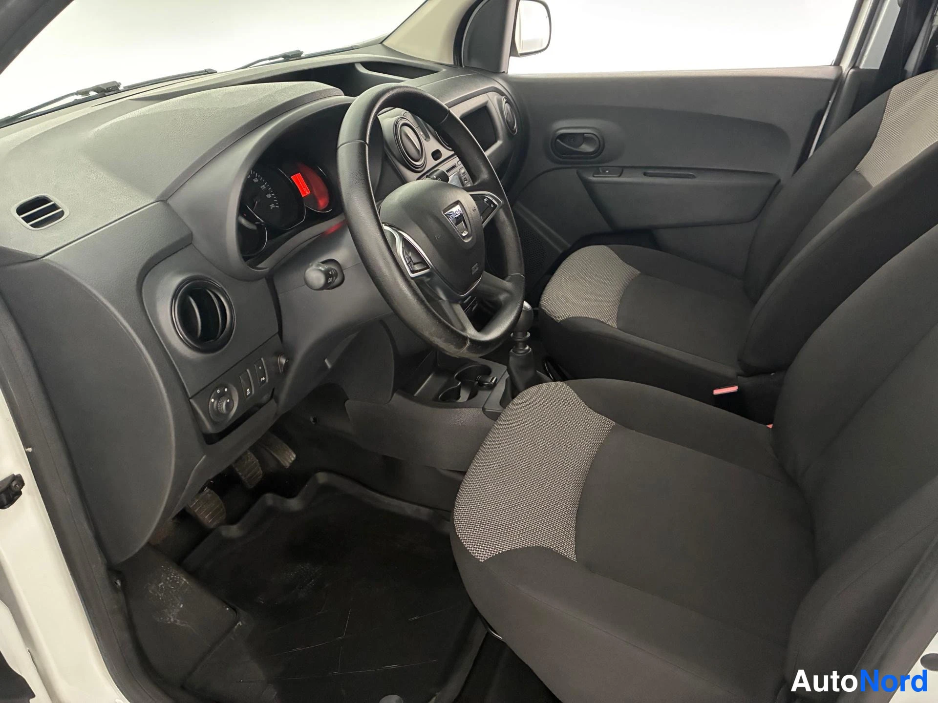 Valkoinen Dacia Dokker 2020, ohjaamo, kuva 8