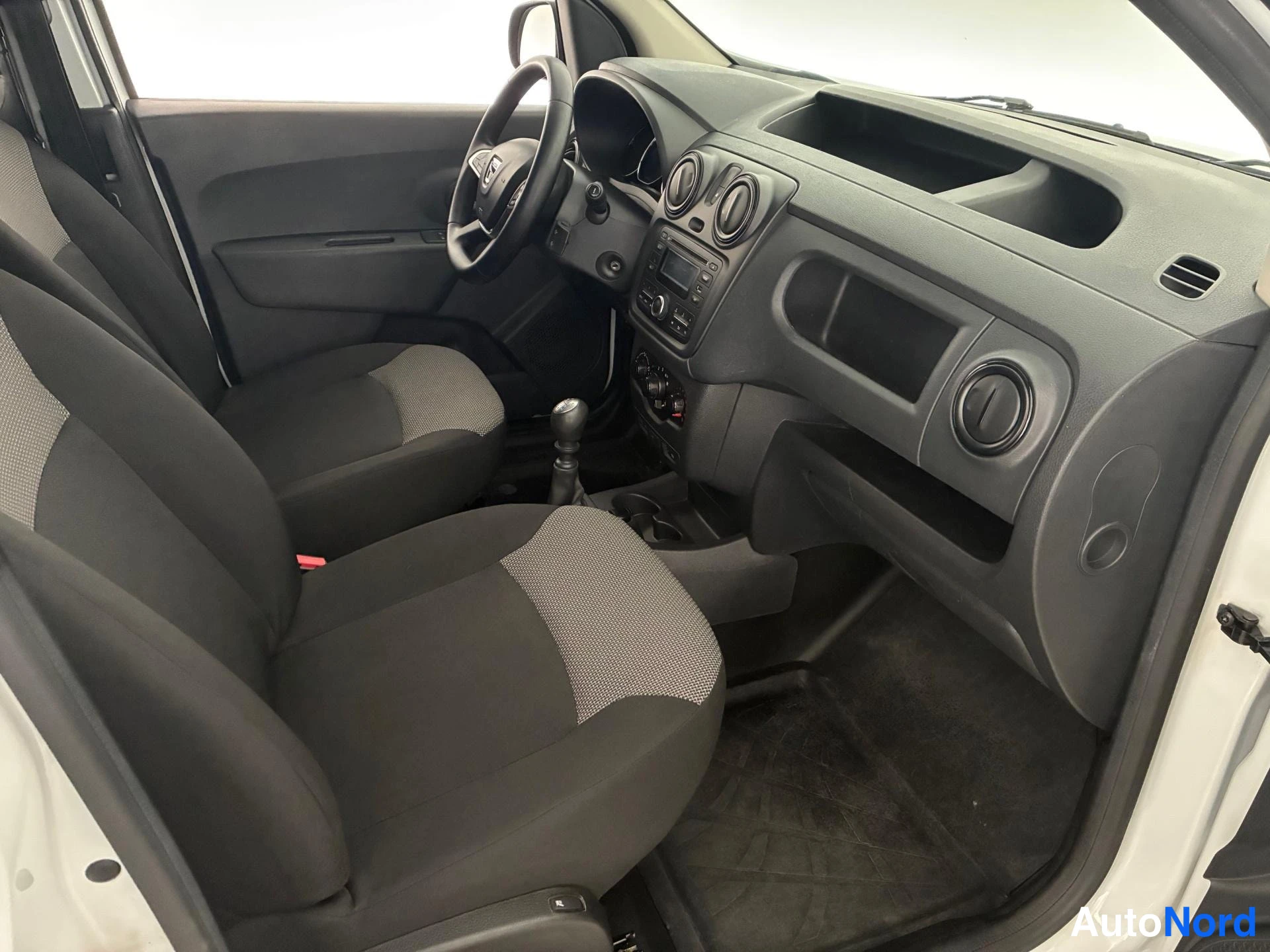 Valkoinen Dacia Dokker 2020, ohjaamo, kuva 9