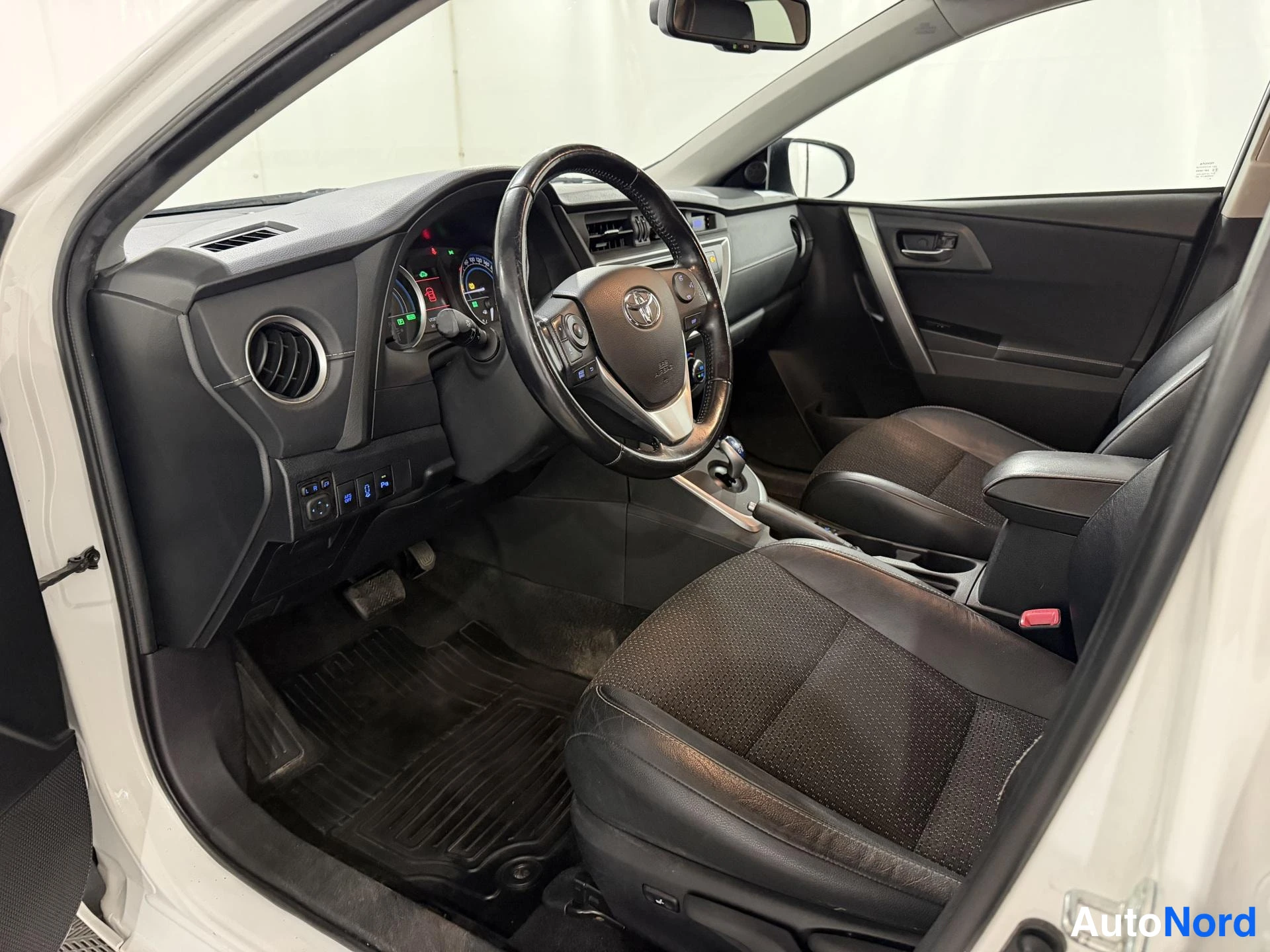 Valkoinen Toyota Auris Touring Sports 2015, ohjaamo, kuva 9