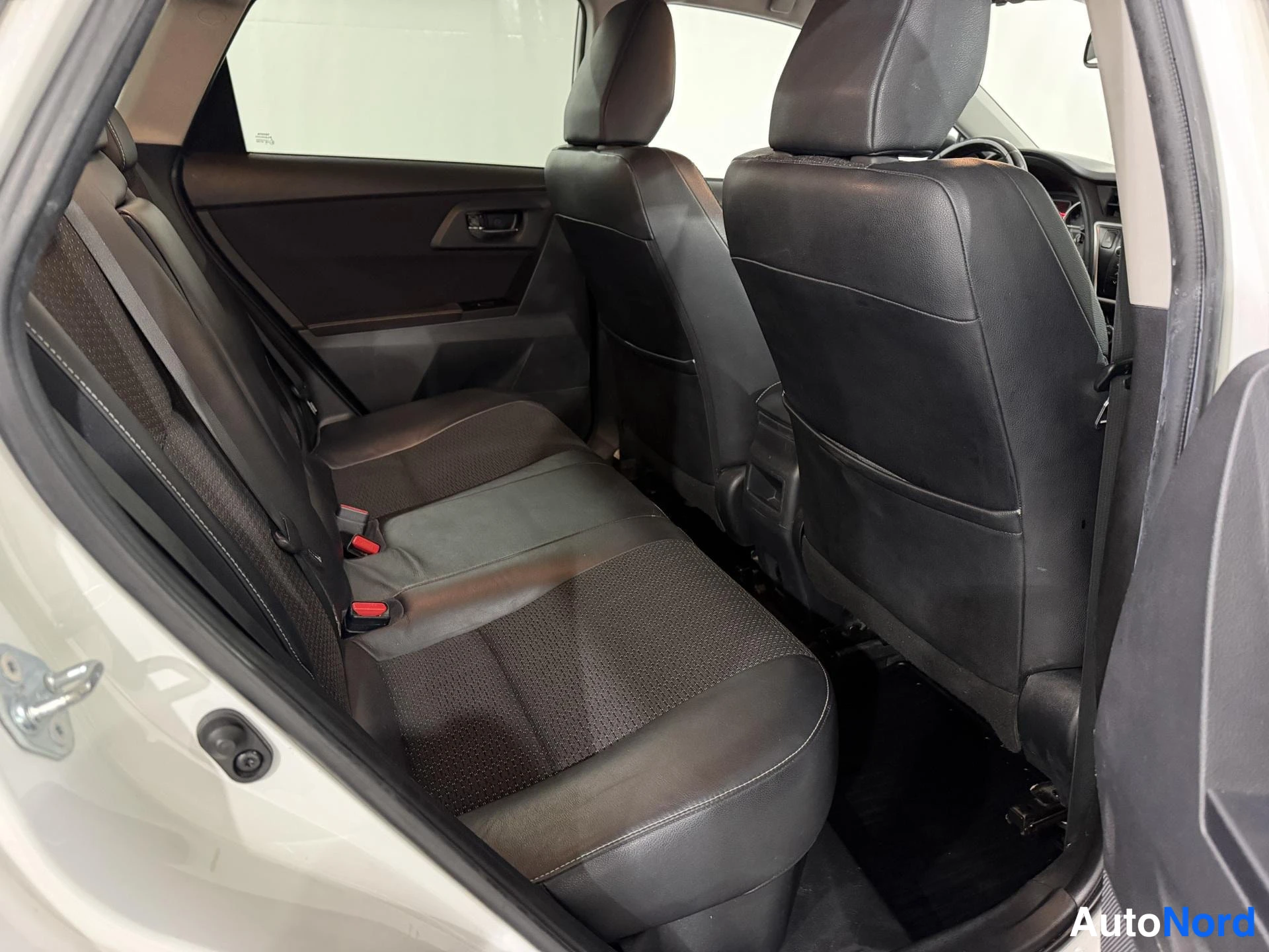 Valkoinen Toyota Auris Touring Sports 2015, takaistuimet, kuva 10