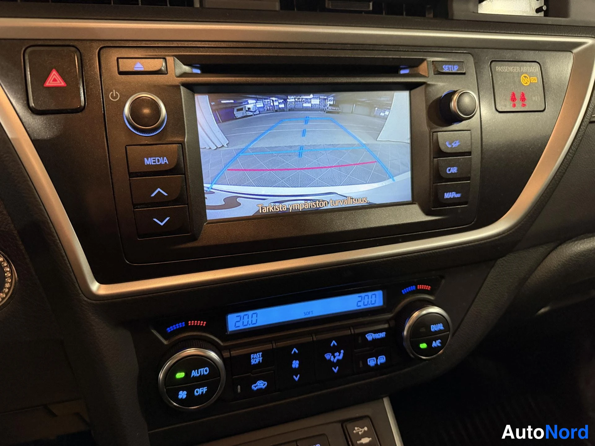 Valkoinen Toyota Auris Touring Sports 2015, yksityiskohta, kuva 12