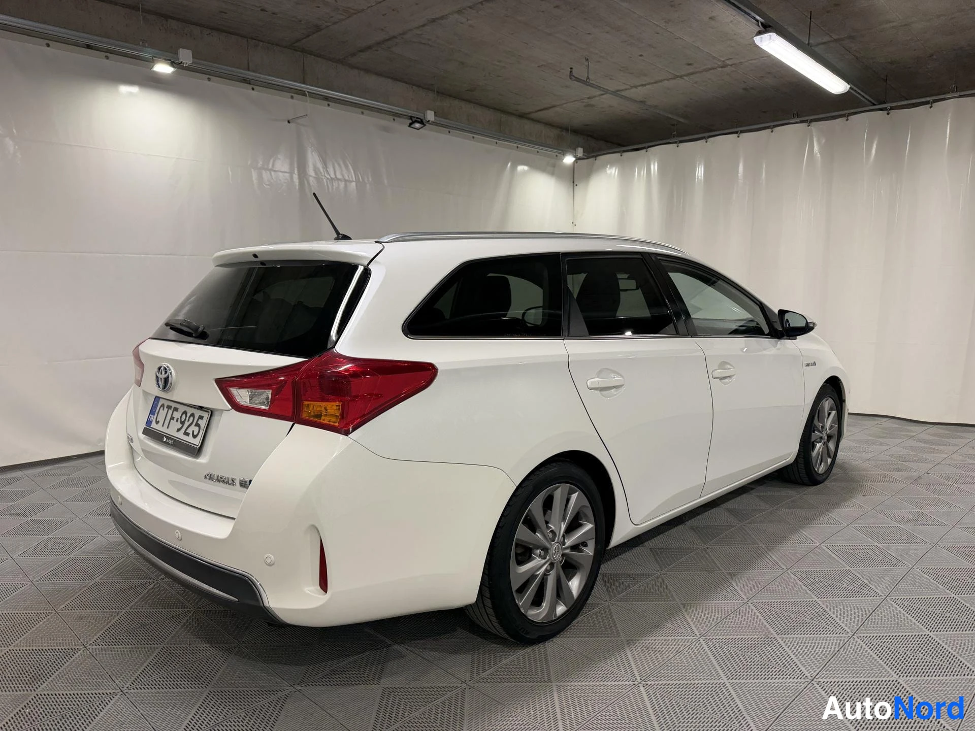 Valkoinen Toyota Auris Touring Sports 2015, takaviisto, kuva 4