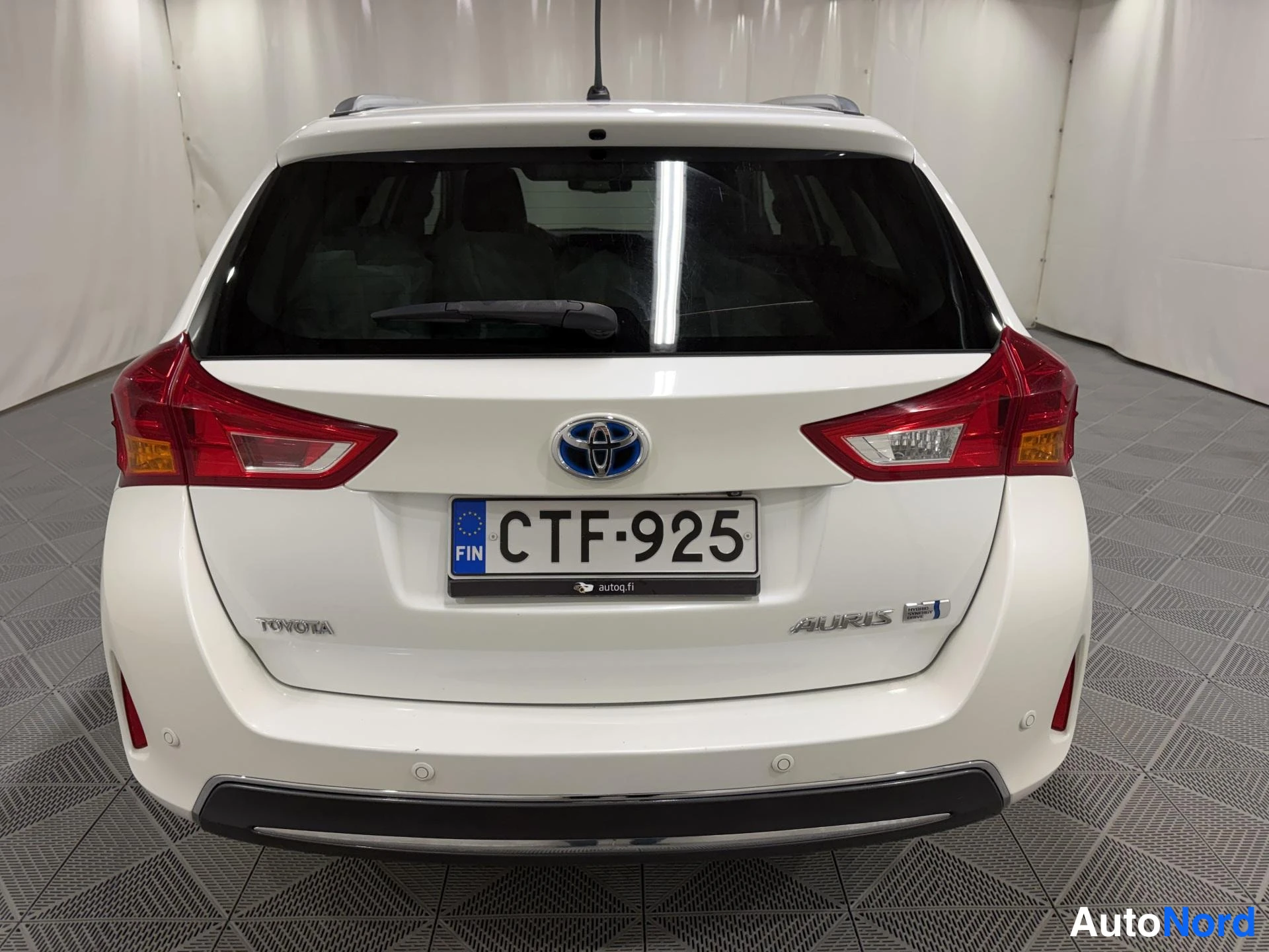 Valkoinen Toyota Auris Touring Sports 2015, takaa, kuva 6