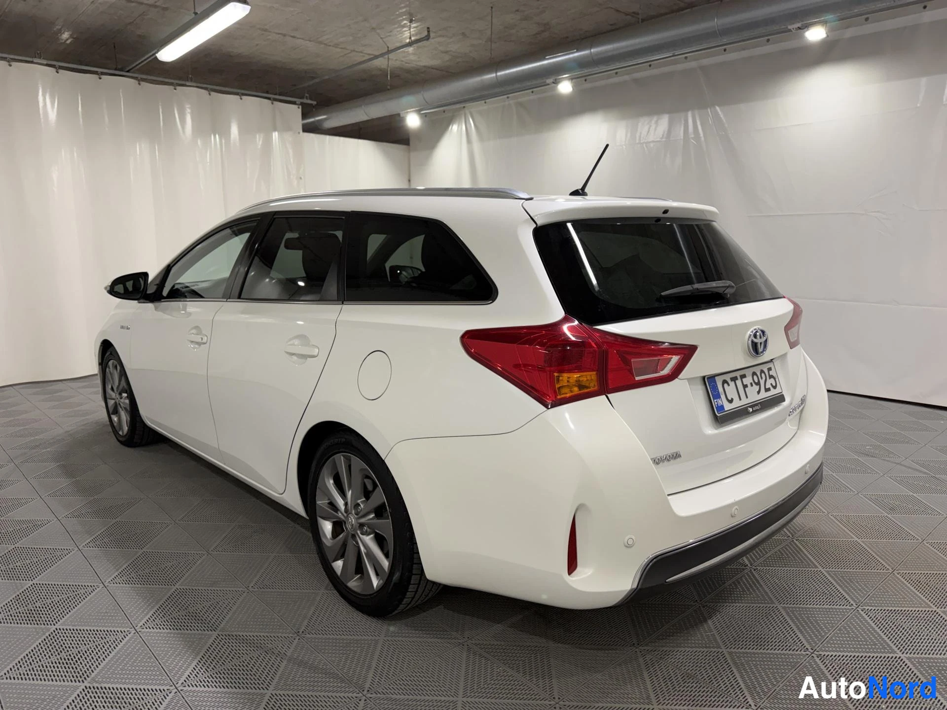 Valkoinen Toyota Auris Touring Sports 2015, takaviisto, kuva 5