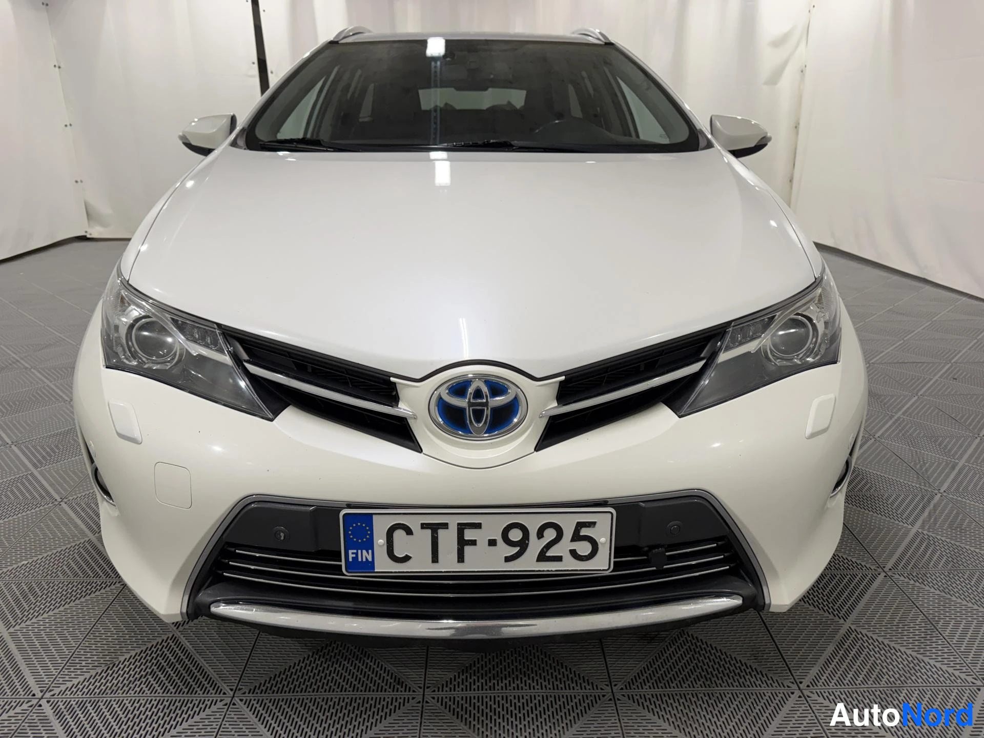 Valkoinen Toyota Auris Touring Sports 2015, edestä, kuva 3