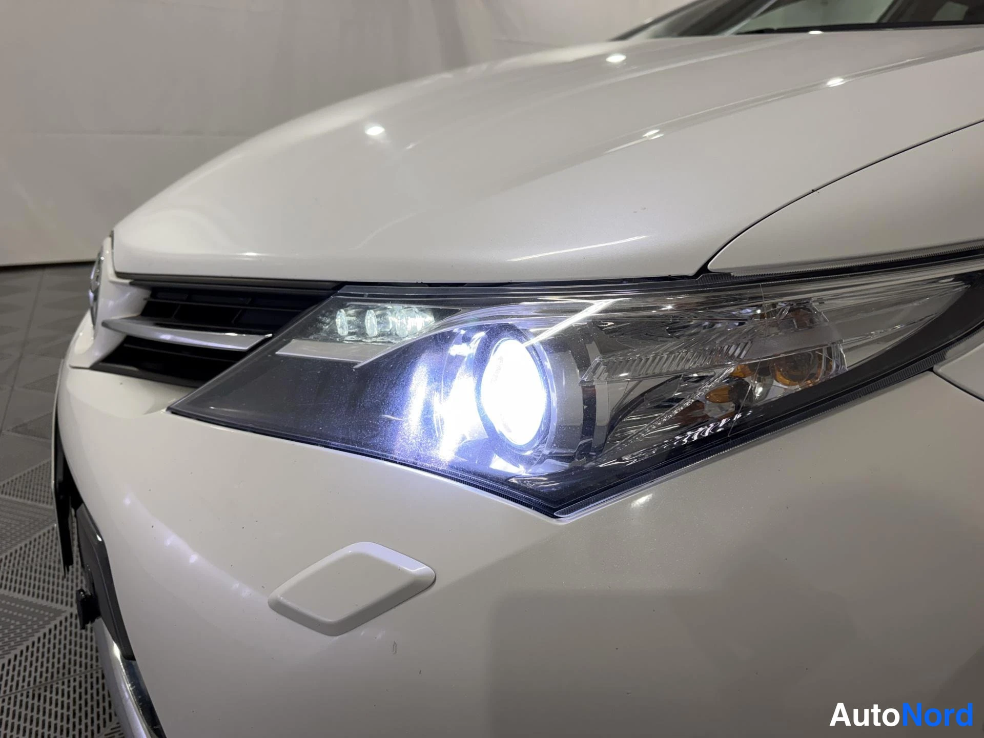 Valkoinen Toyota Auris Touring Sports 2015, yksityiskohta, kuva 11