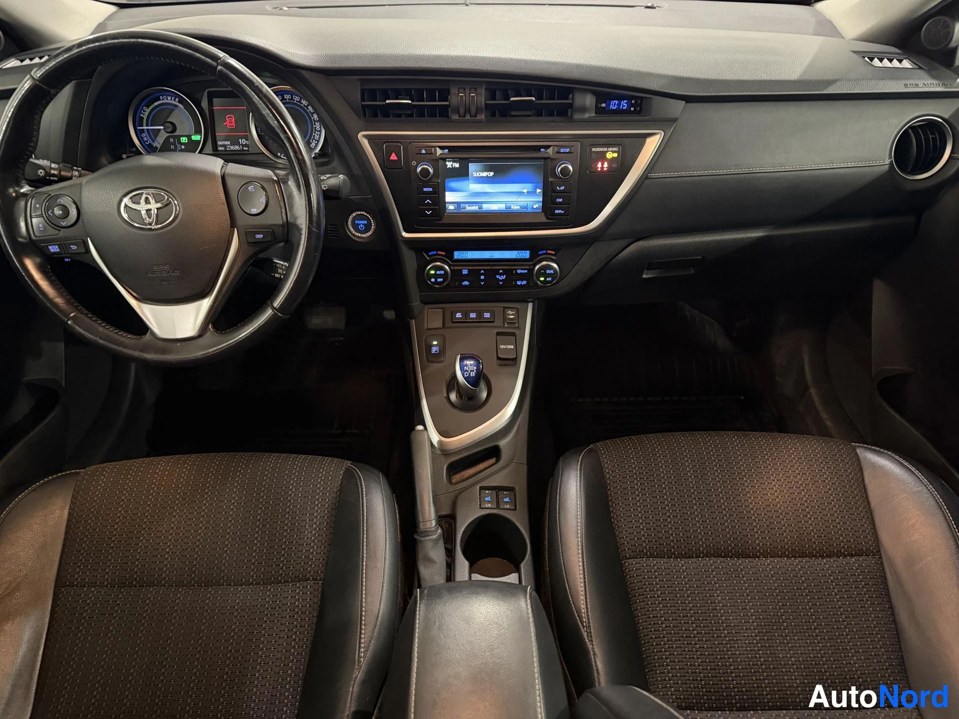 Valkoinen Toyota Auris Touring Sports 2015, ohjaamo, kuva 7