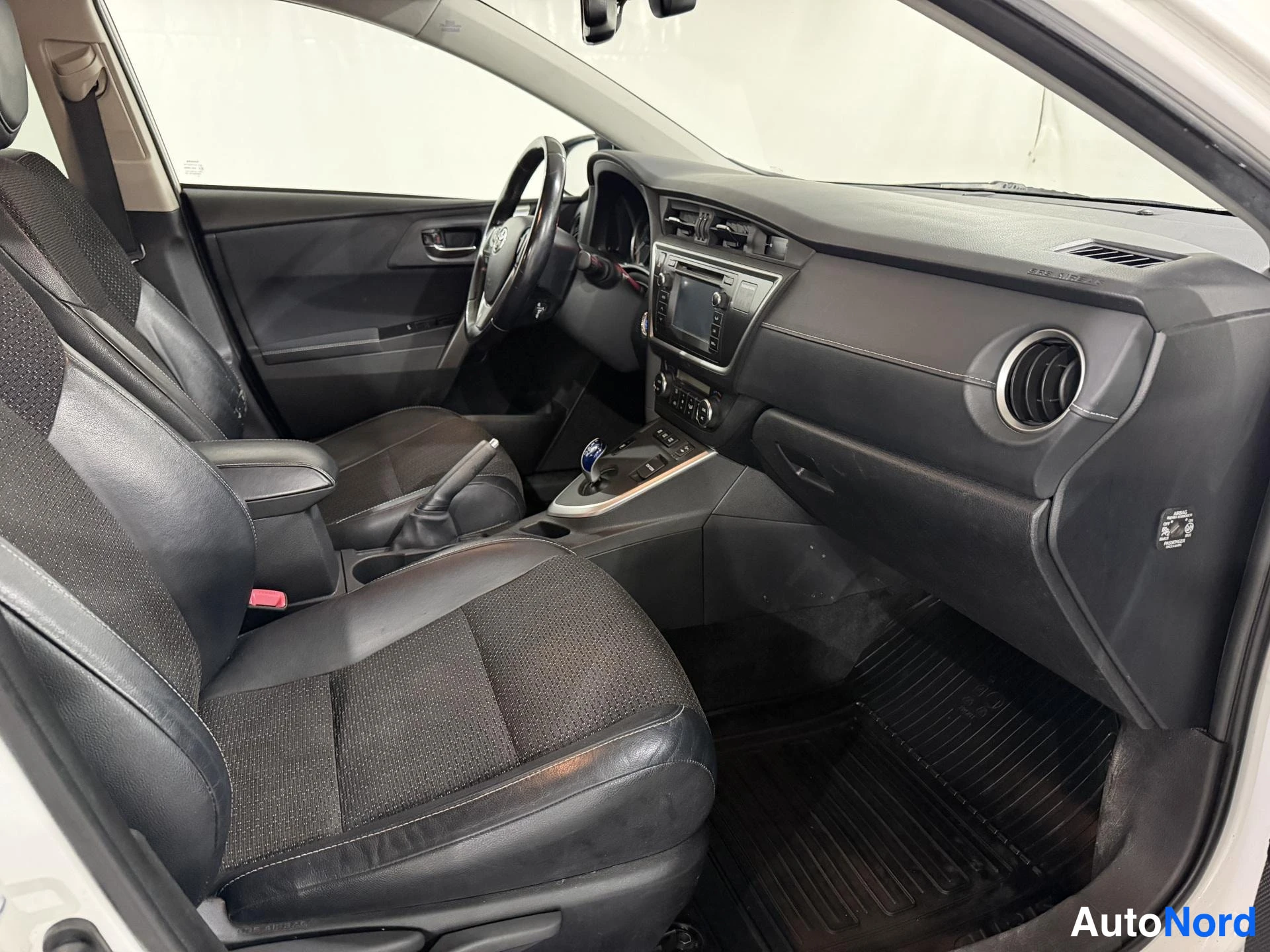 Valkoinen Toyota Auris Touring Sports 2015, ohjaamo, kuva 8