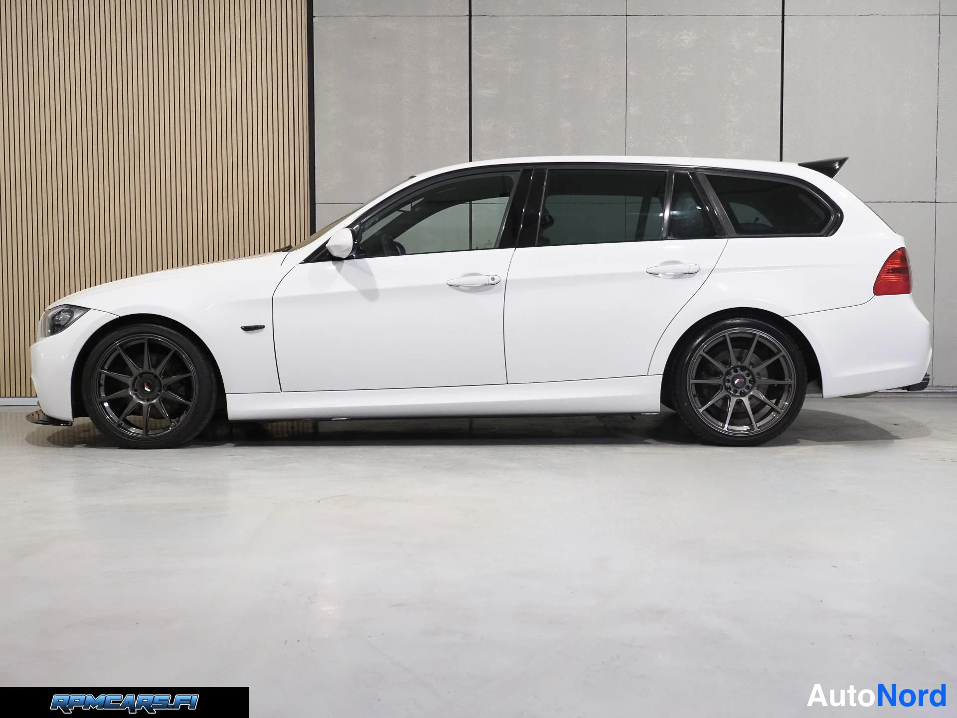 Valkoinen BMW 320i 2008, etuviisto, keula vasemmalle, kuva 2