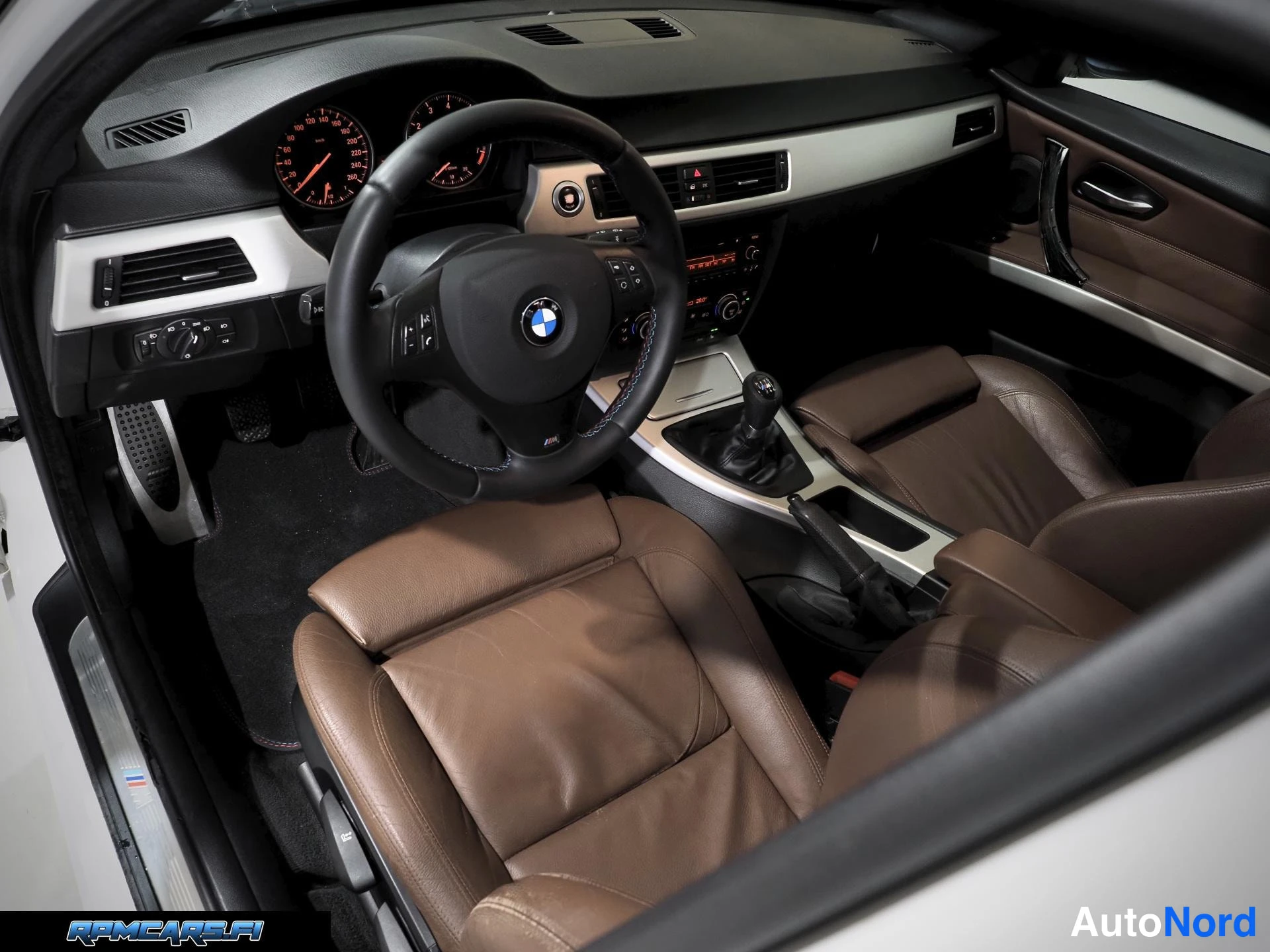 Valkoinen BMW 320i 2008, ohjaamo, kuva 14