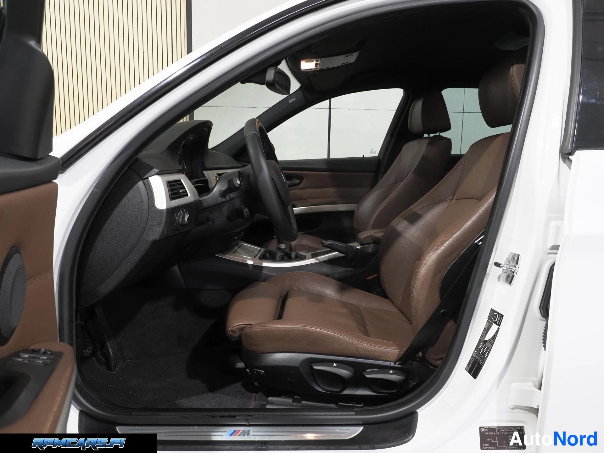 Valkoinen BMW 320i 2008, ohjaamo, kuva 15