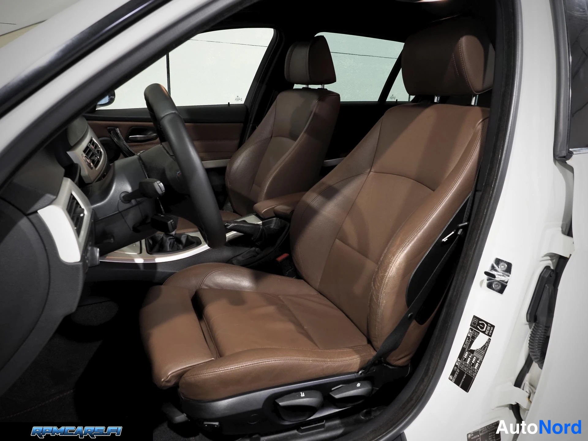 Valkoinen BMW 320i 2008, etuistuimet, kuva 19