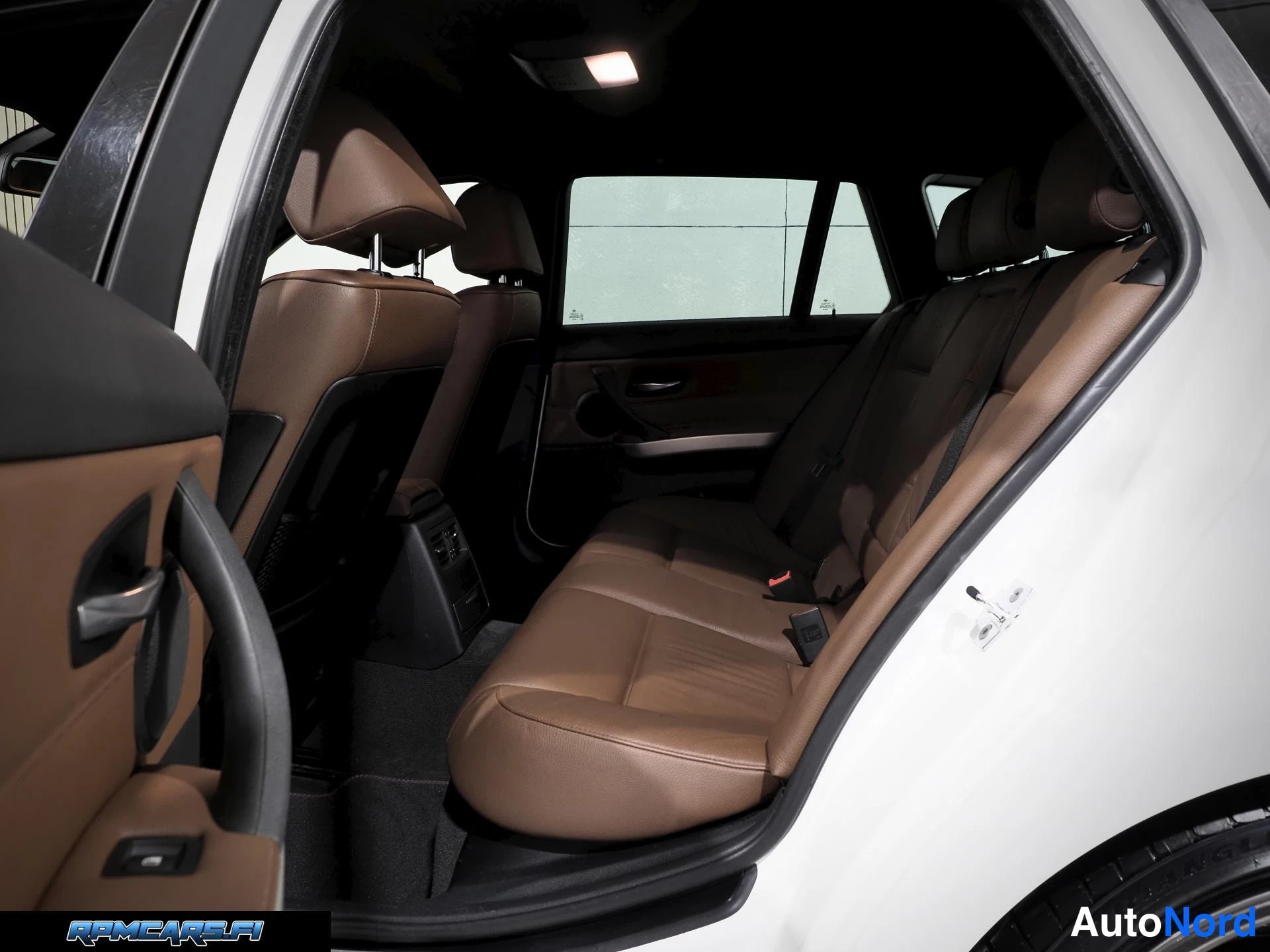Valkoinen BMW 320i 2008, takaistuimet, kuva 22