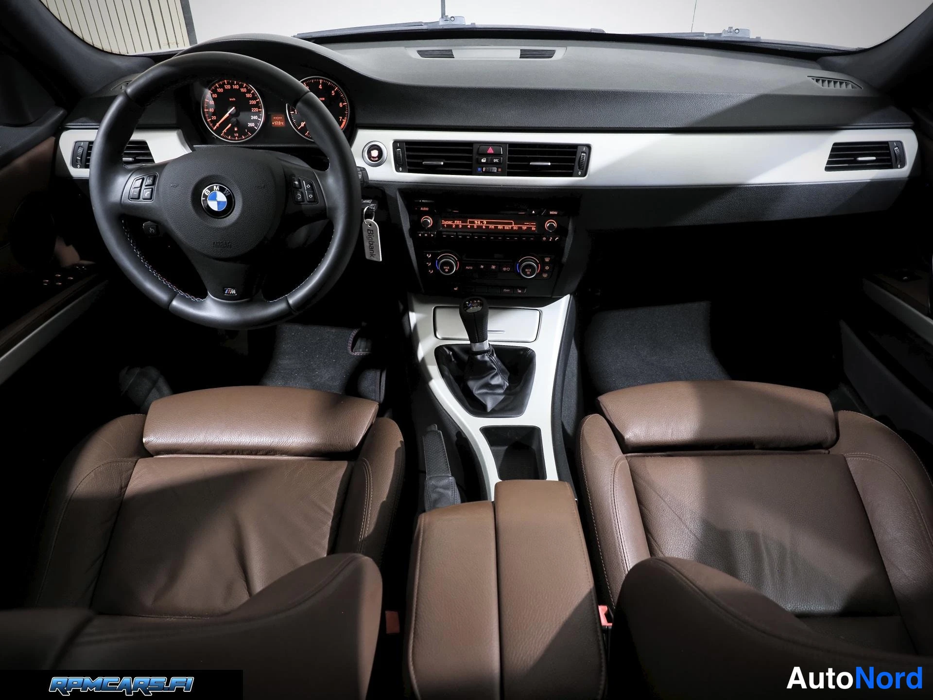 Valkoinen BMW 320i 2008, ohjaamo, kuva 16
