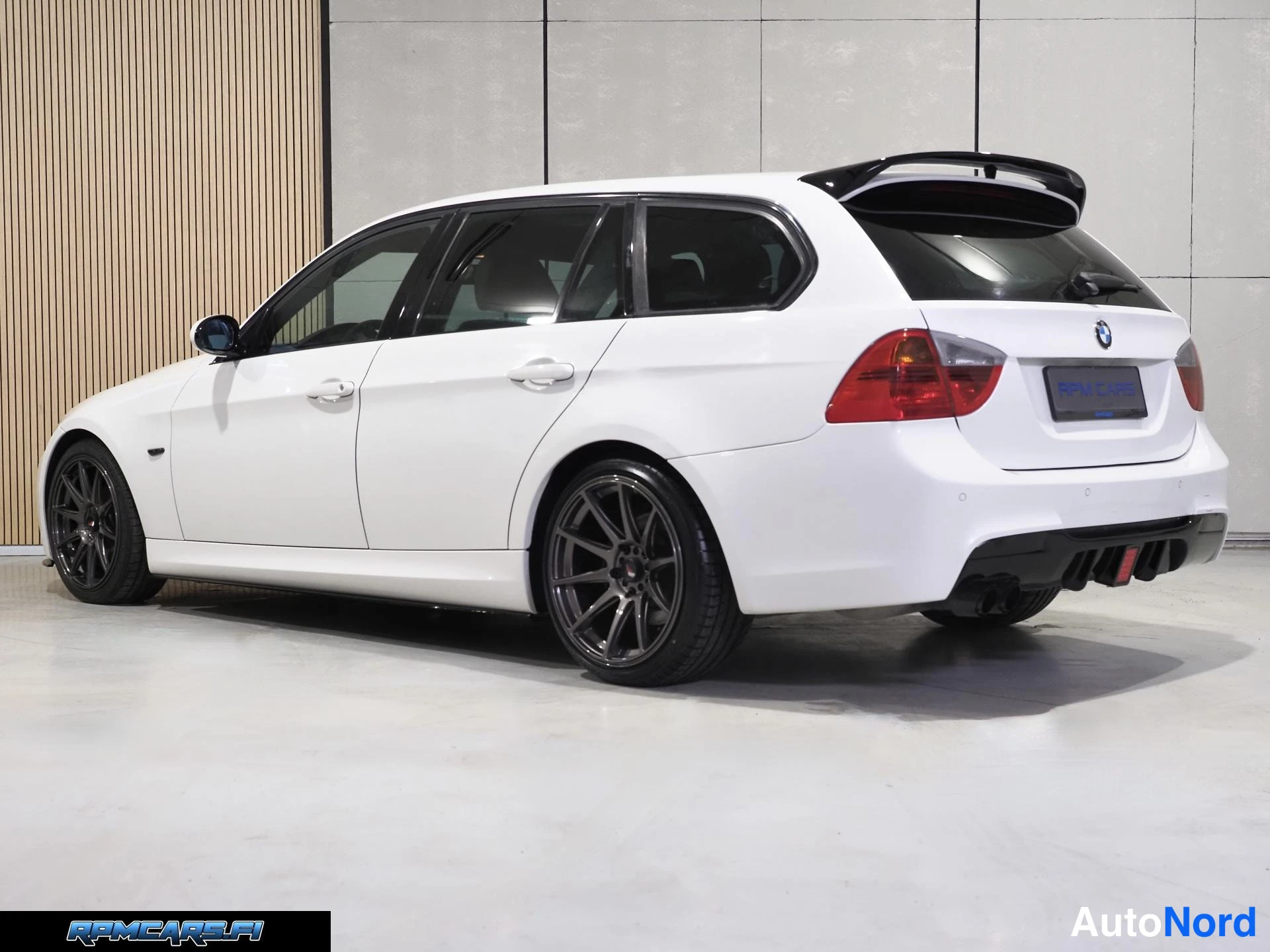 Valkoinen BMW 320i 2008, takaviisto, kuva 8