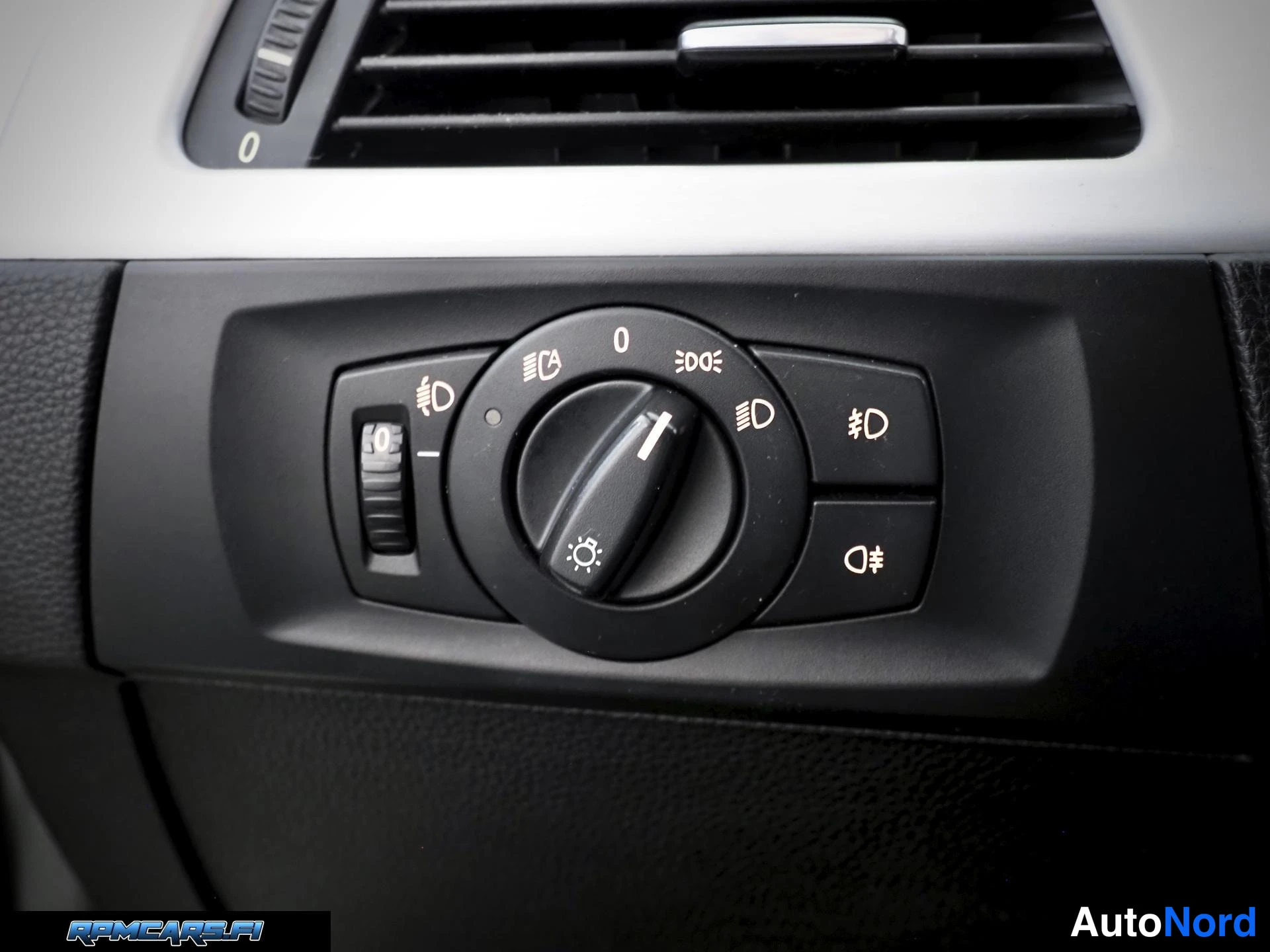 Valkoinen BMW 320i 2008, yksityiskohta, kuva 33