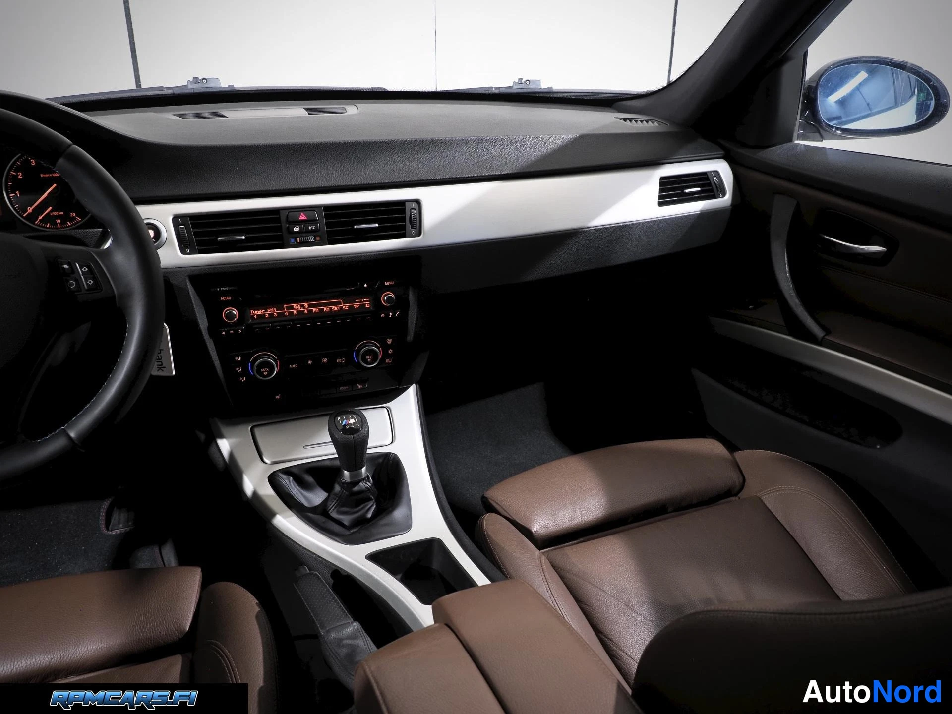 Valkoinen BMW 320i 2008, ohjaamo, kuva 18