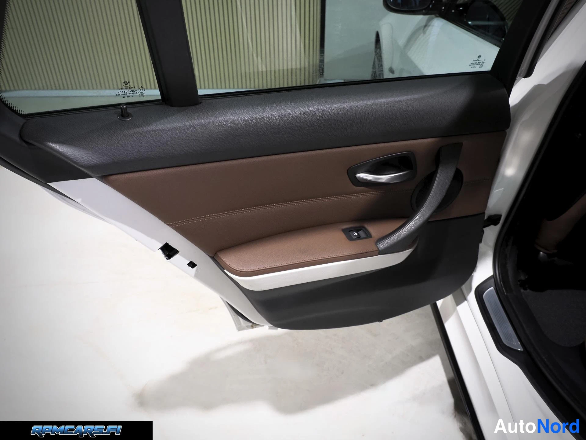 Valkoinen BMW 320i 2008, yksityiskohta, kuva 35