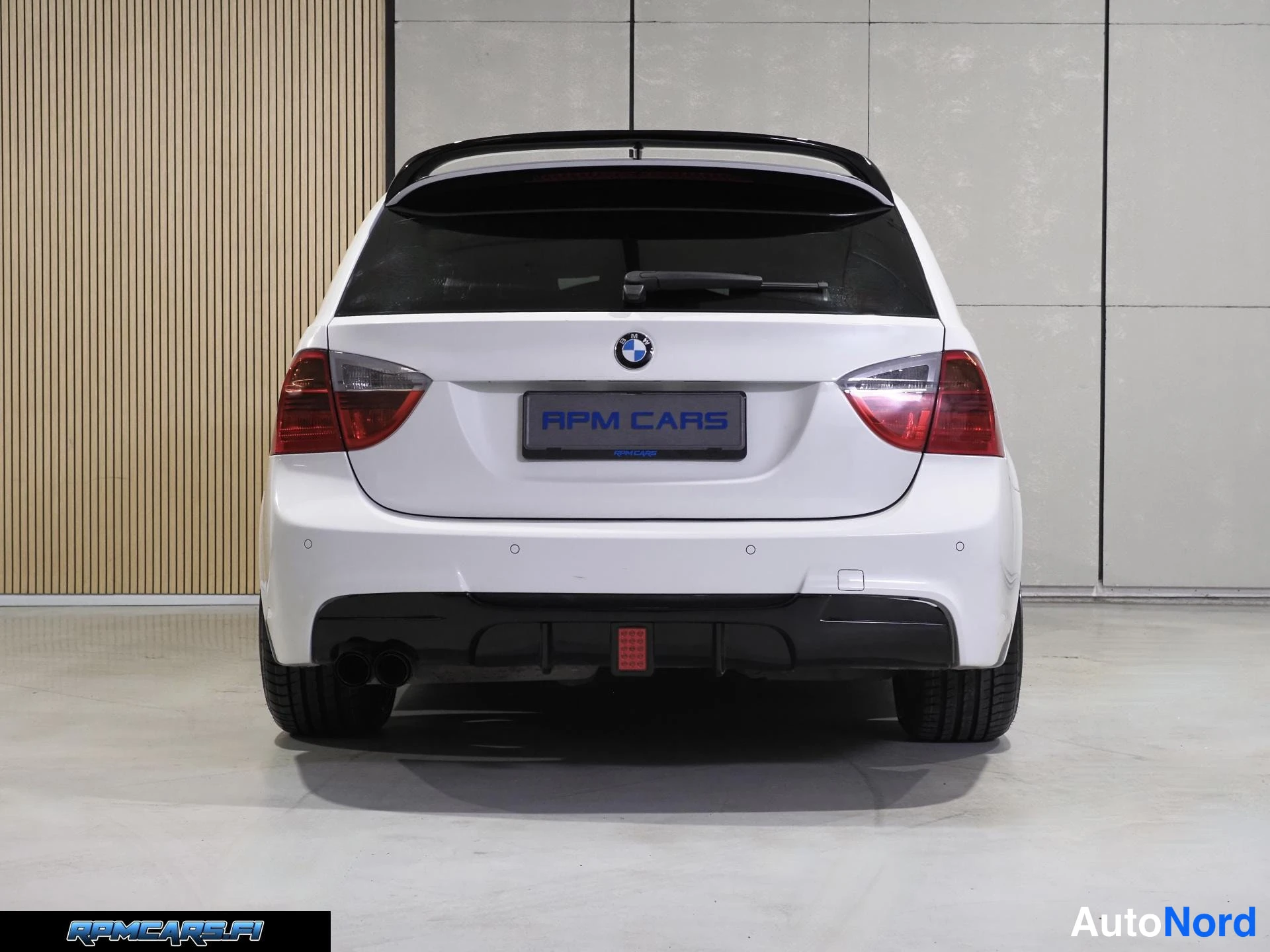 Valkoinen BMW 320i 2008, takaa, kuva 13