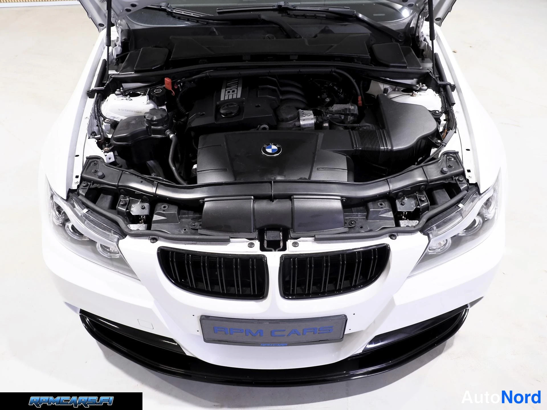 Valkoinen BMW 320i 2008, moottoritila, kuva 25