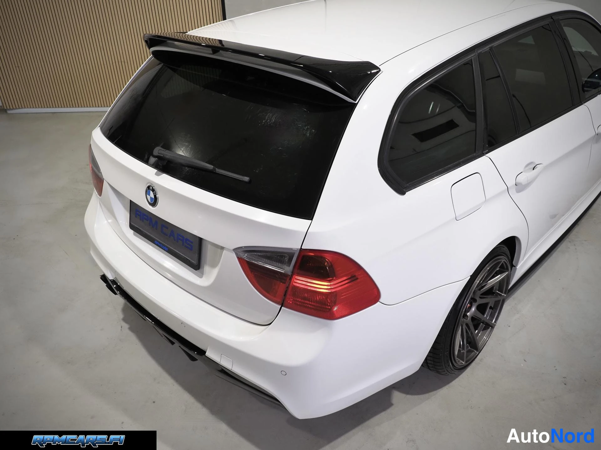Valkoinen BMW 320i 2008, takaviisto, kuva 10