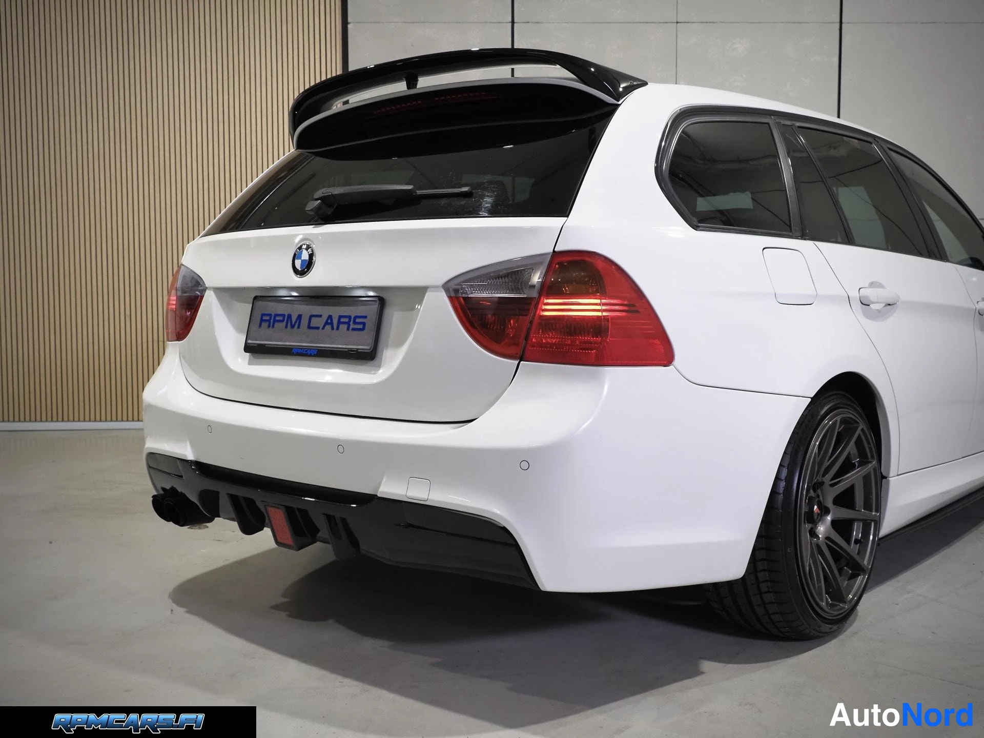 Valkoinen BMW 320i 2008, takaviisto, kuva 12
