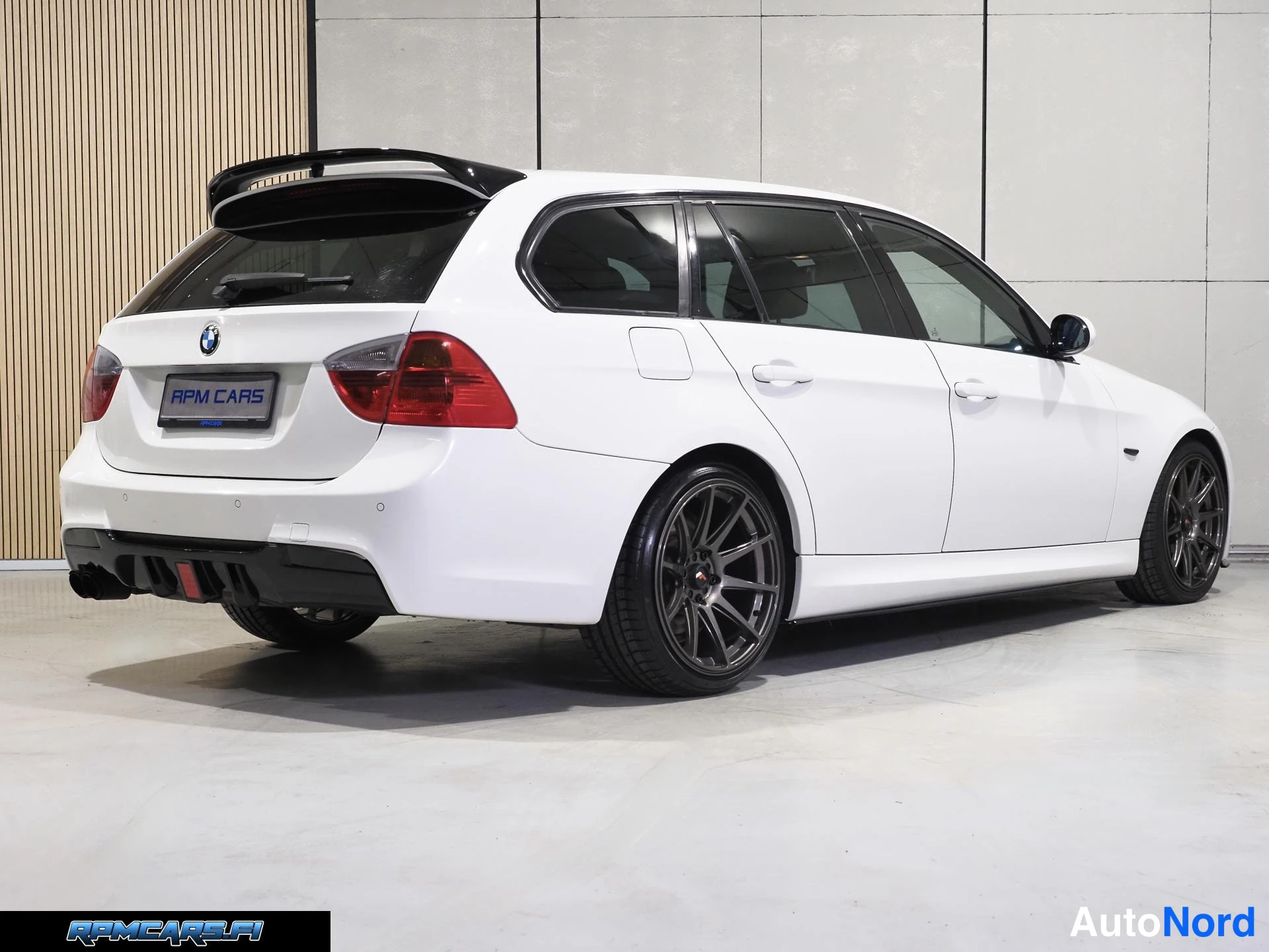 Valkoinen BMW 320i 2008, takaviisto, kuva 9