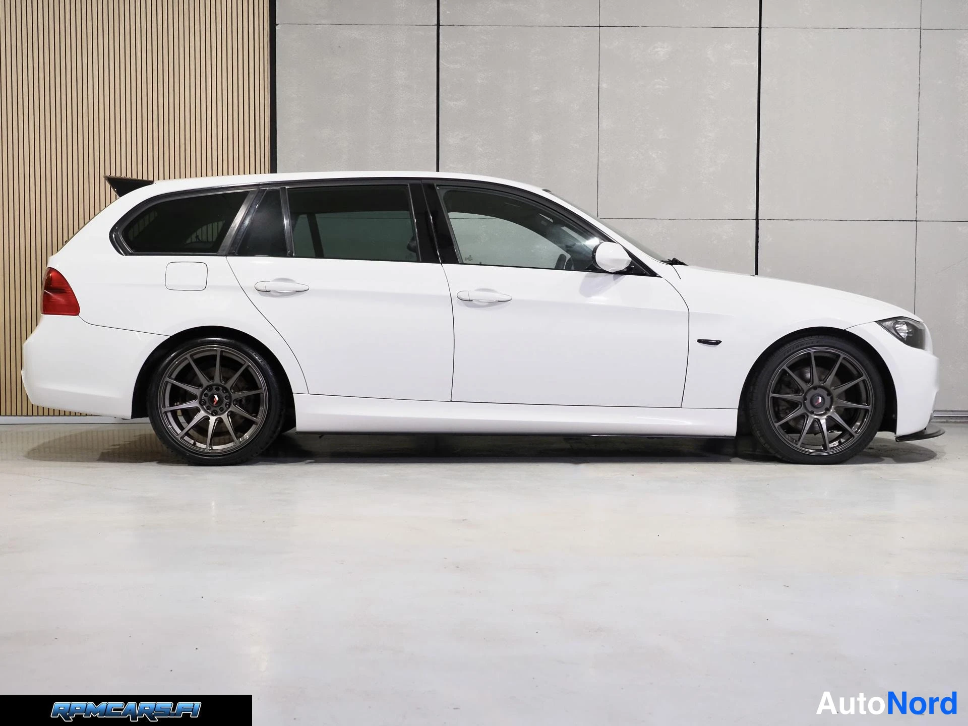 Valkoinen BMW 320i 2008, sivulta, kuva 7