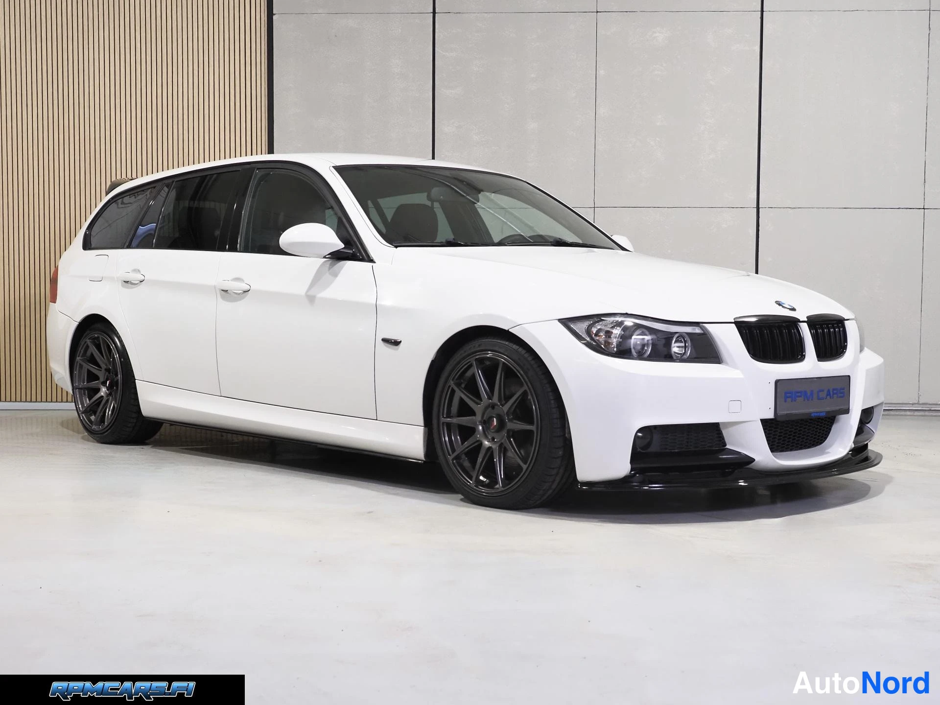Valkoinen BMW 320i 2008, etuviisto, keula oikealle, kuva 5