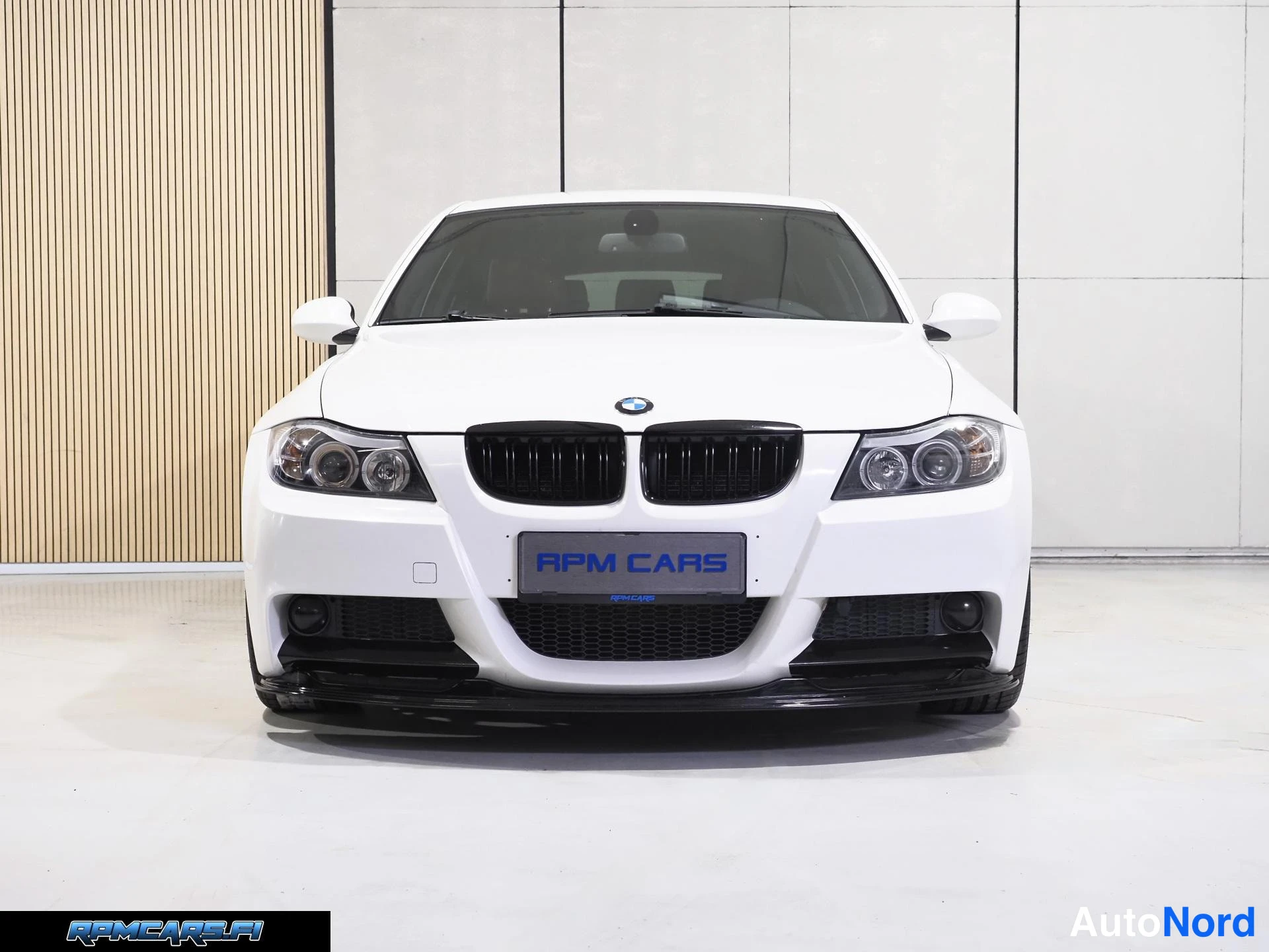 Valkoinen BMW 320i 2008, edestä, kuva 6