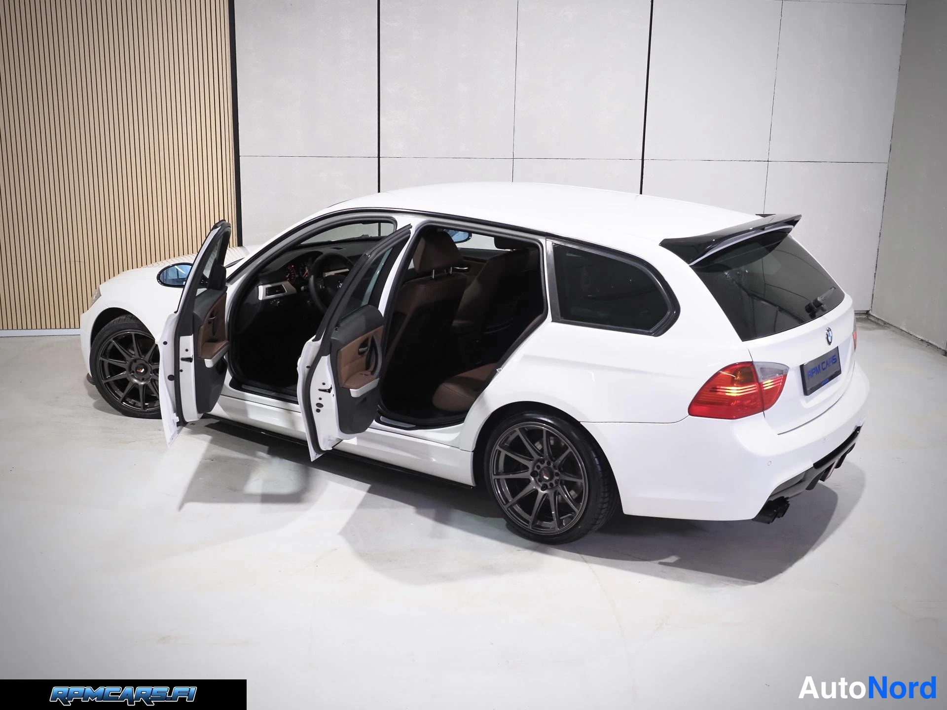 Valkoinen BMW 320i 2008, takaviisto, kuva 11