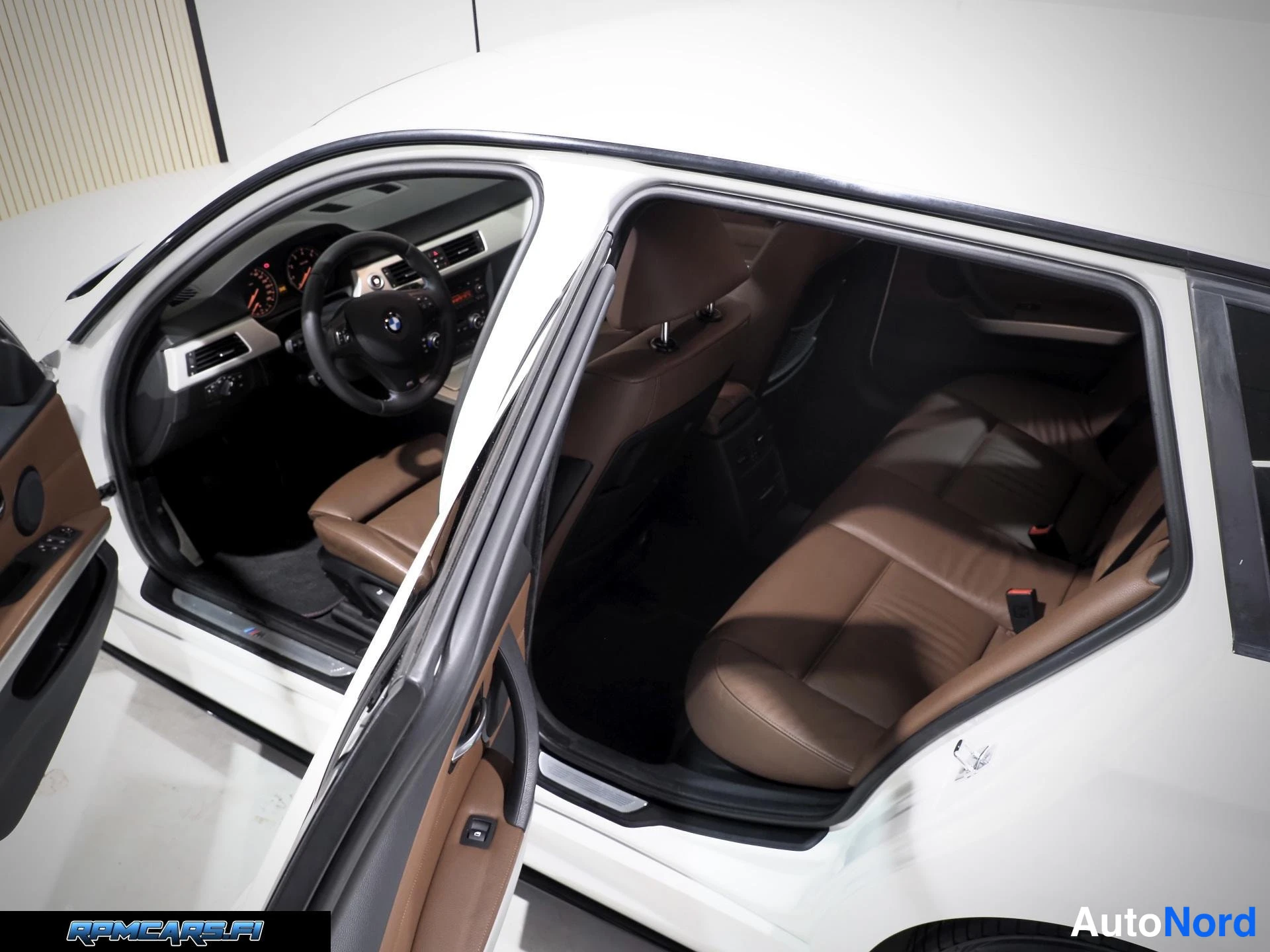 Valkoinen BMW 320i 2008, takaistuimet, kuva 20