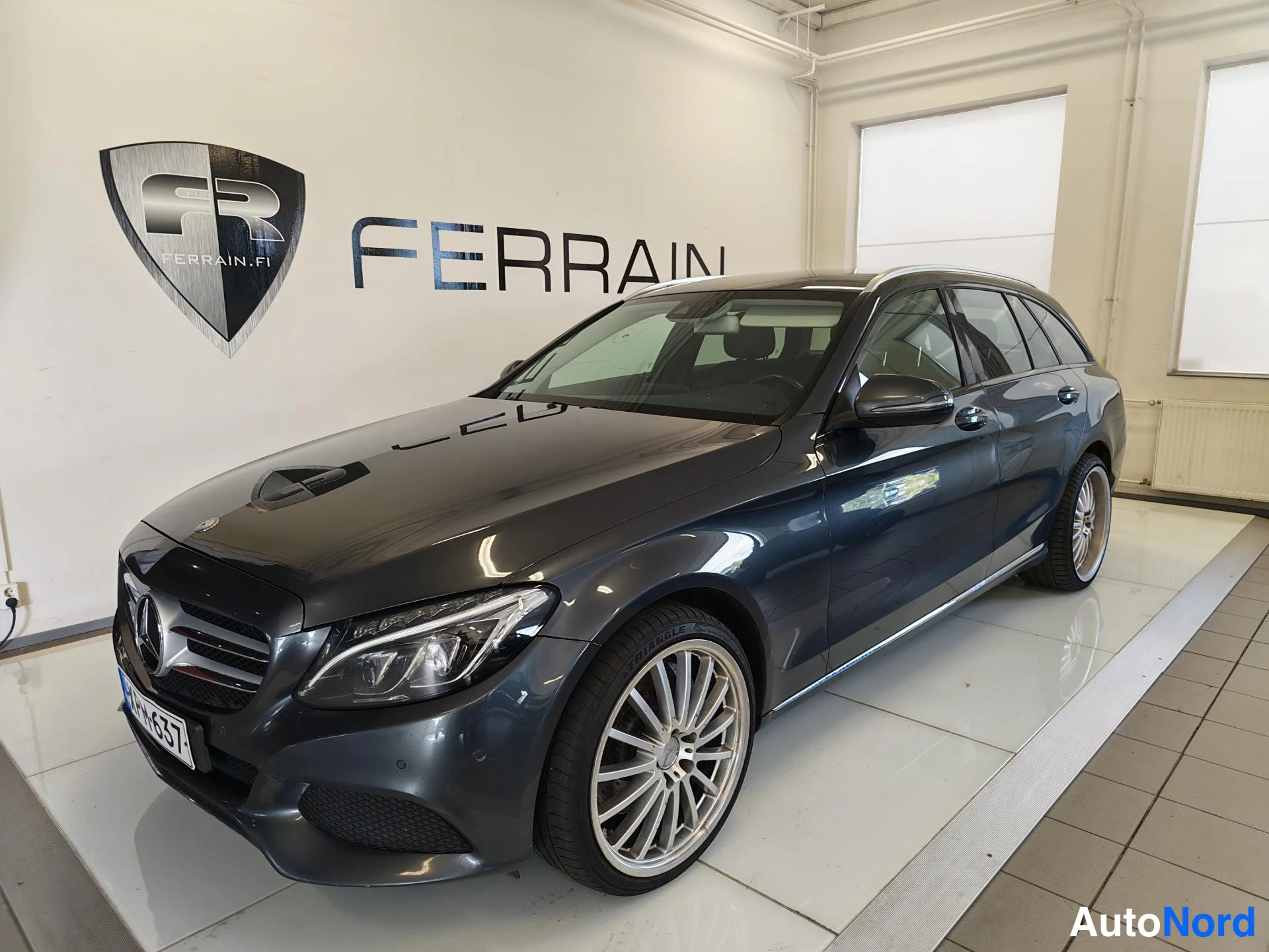 Harmaa Mercedes-Benz C 2015, etuviisto, keula vasemmalle, kuva 2