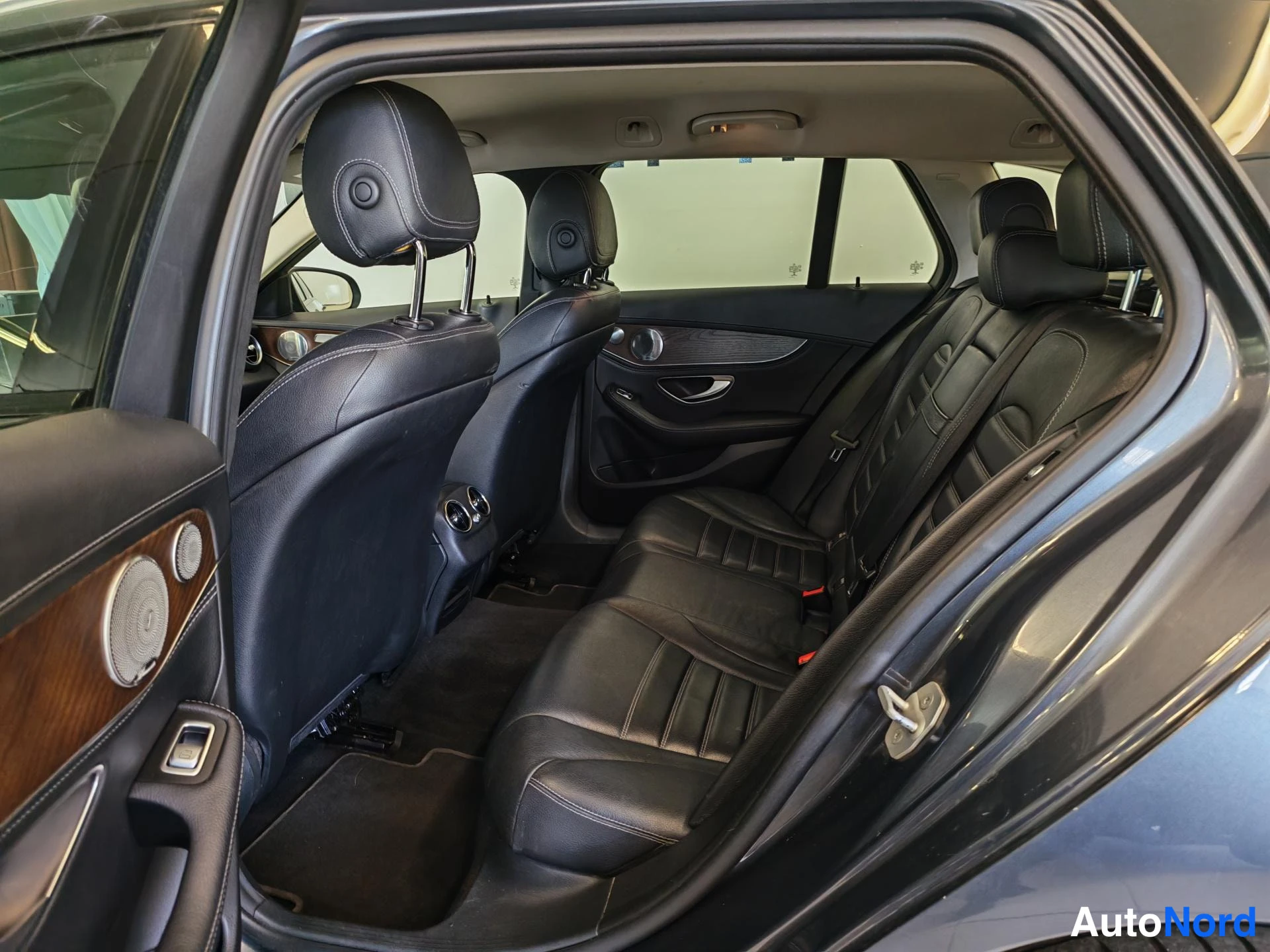 Harmaa Mercedes-Benz C 2015, takaistuimet, kuva 9